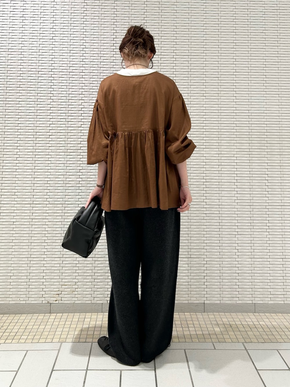 グレー系のその他パンツ、ブラック系のハンドバッグ、ブラウン系のシャツ/ブラウスを着用したレディースの秋コーディネートの4枚目の写真