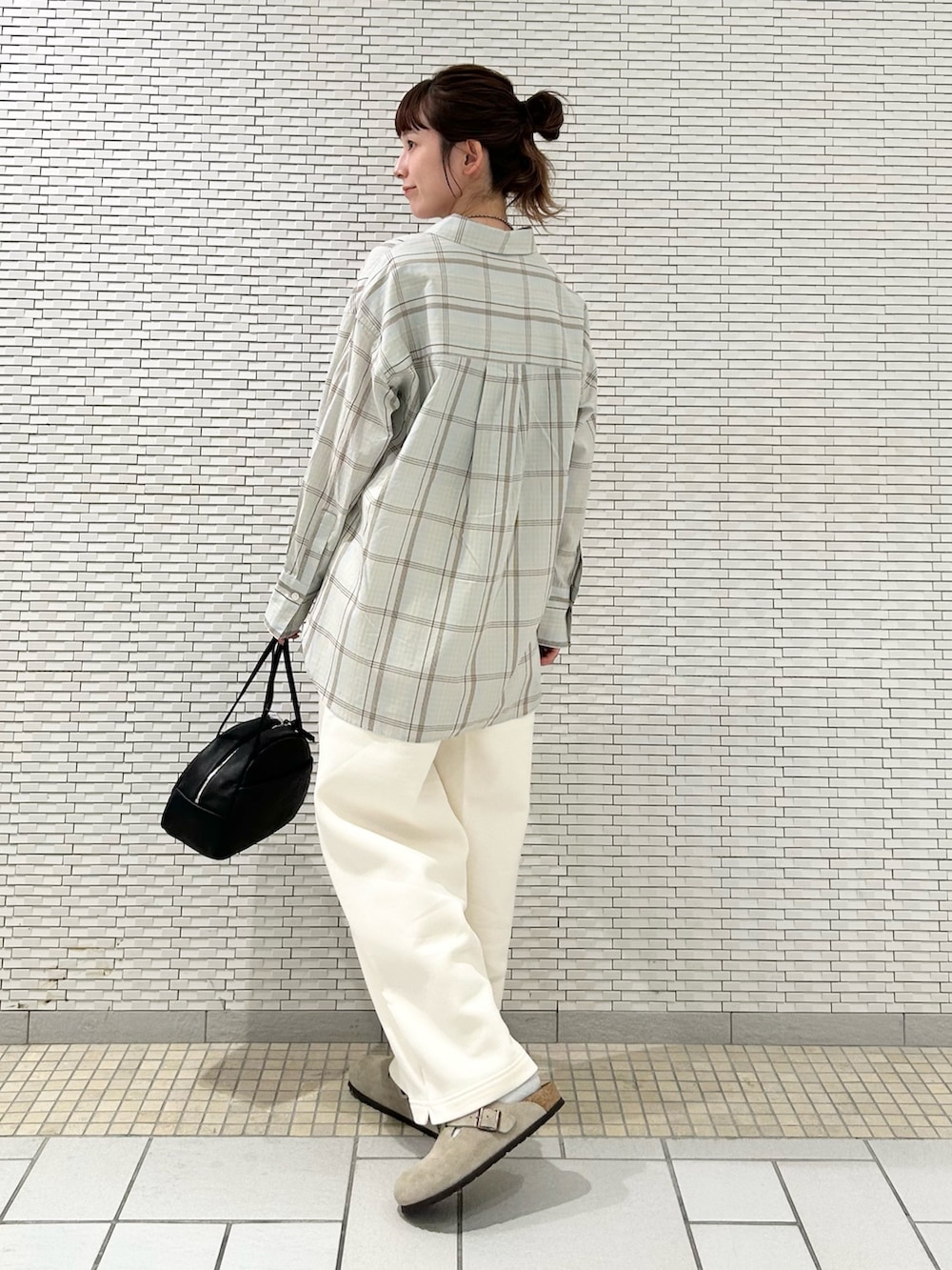 「季節の変わり目羽織コーデ、スポーツミックス、秋服準備はじめました、シャツスタイル、きれいめカジュアル、シンプルコーデ、お出かけコーデ、秋コーデ、メンズライク、birkenstock、URBAN RESEARCH DOORS、URBAN RESEARCH DOORS WOMENS」｜「FORK&SPOONのFORK&SPOON　レギュラーカラーチェックシャツ（シャツ/ブラウス、ブルー系）」を使った、R i oさん（レディース・160cm）の秋コーディネートの4枚目の写真