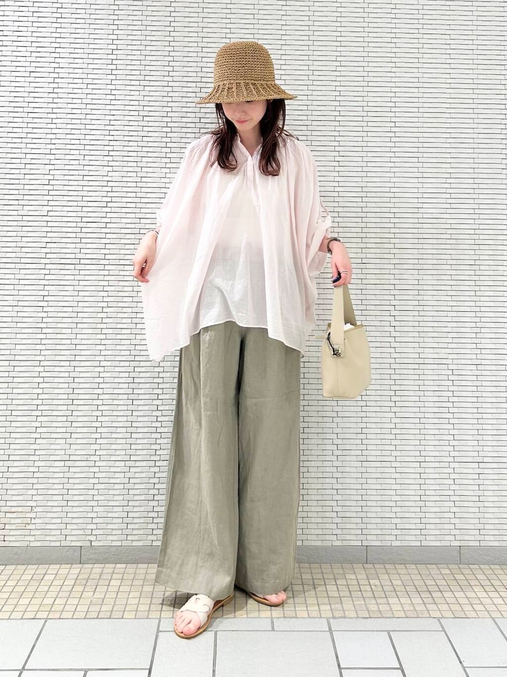「urbanresearchdoors、イージーパンツ、ミニバッグ、サンダル、ブラウス、アーバンリサーチドアーズ、リネン、リネンパンツ、doors、20代、ブルベ夏、骨格ウェーブ、ウェーブ×ブルベ夏」｜「URBAN RESEARCH DOORSのカッティングサンダル（サンダル、ホワイト系）」を使った、R i oさん（レディース・160cm）の春コーディネートの4枚目の写真