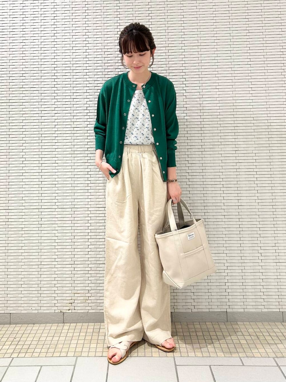 ホワイト系のサンダル、グレー系のタンクトップ、グリーン系のカーディガン/ボレロを着用したレディースの夏コーディネートの3枚目の写真