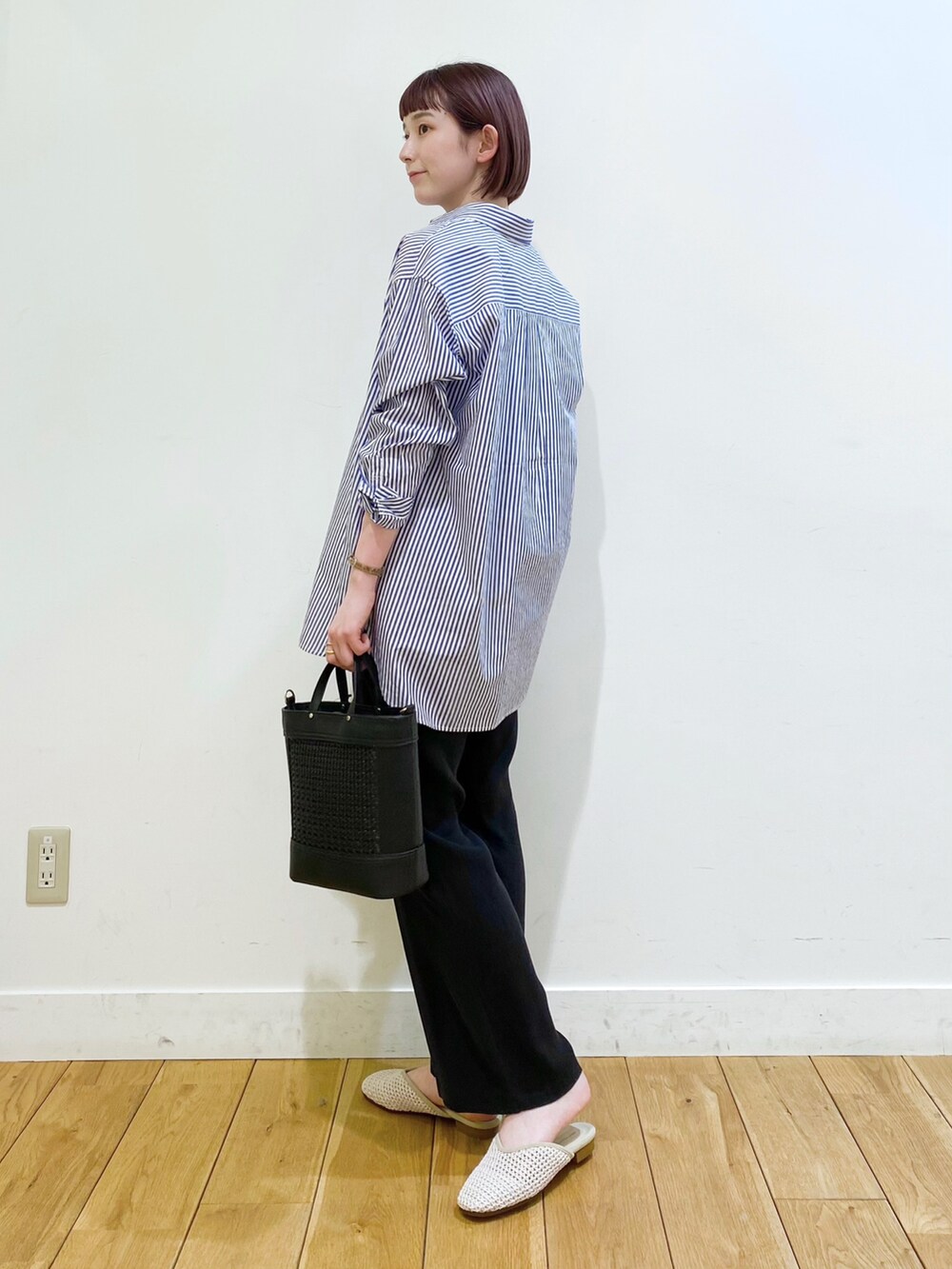 ブルー系のシャツ/ブラウス、ブラック系のその他パンツ、ホワイト系のサンダルを着用したレディースの春コーディネートの3枚目の写真