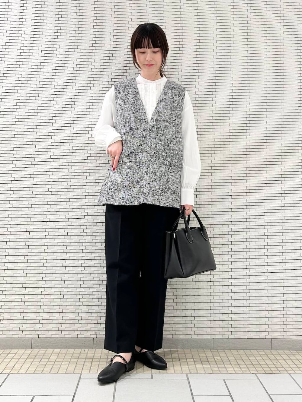 「ベスト、urbanresearchdoors、パンプス、ブラウス、ツイード、トラウザーパンツ、春コーデ、卒業式、セレモニースタイル、アーバンリサーチドアーズ、doors、20代、モノトーンコーデ、ブルベ夏、卒園式」|「URBAN RESEARCH DOORSのMARCO BIANCHINI 2WAYハンドルショルダーバッグ(ショルダーバッグ、ブラック系)」を使った、R i oさん(レディース・160cm)の冬コーディネートの4枚目の写真