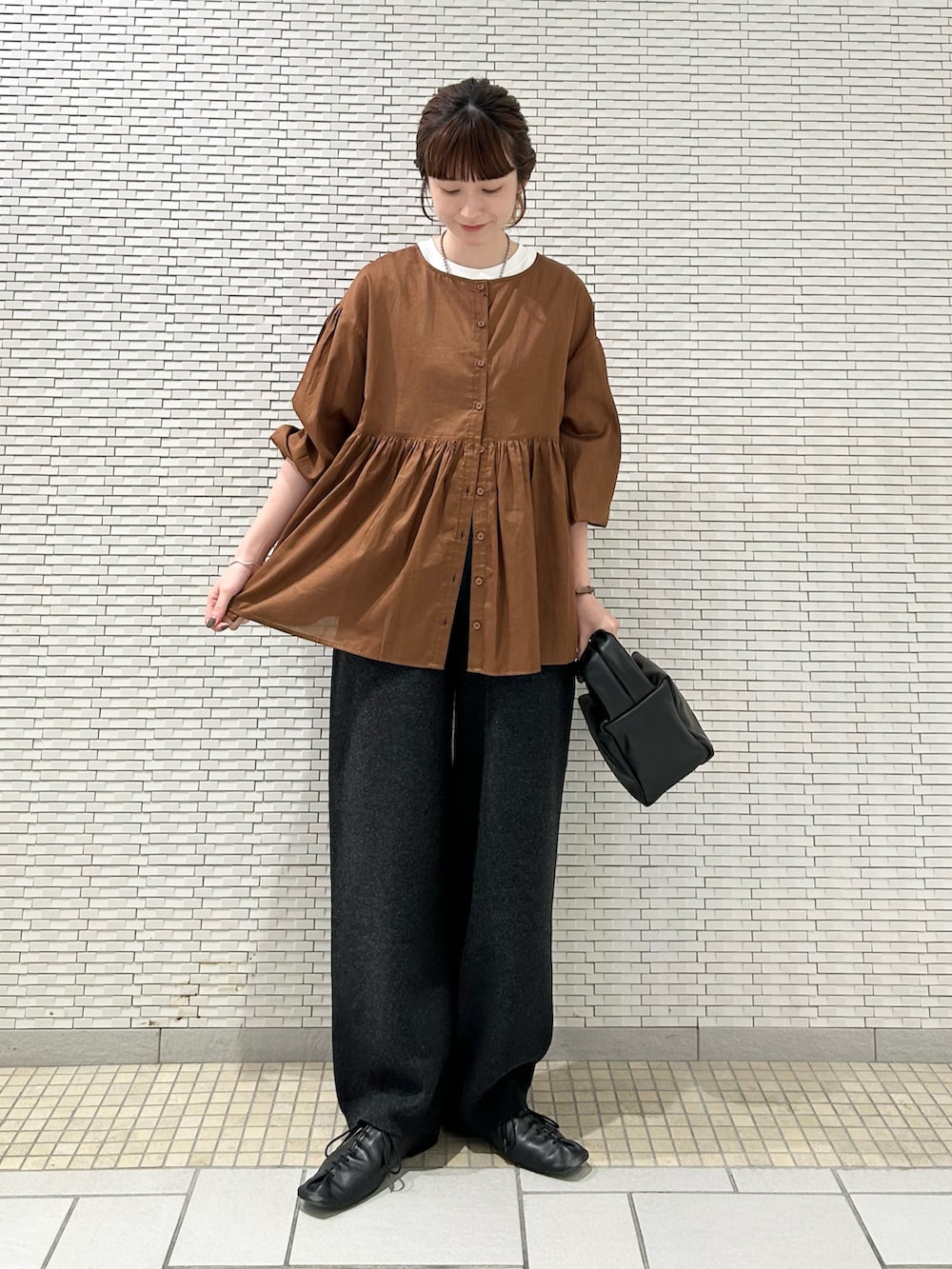 グレー系のその他パンツ、ブラック系のハンドバッグ、ブラウン系のシャツ/ブラウスを着用したレディースの秋コーディネートの3枚目の写真