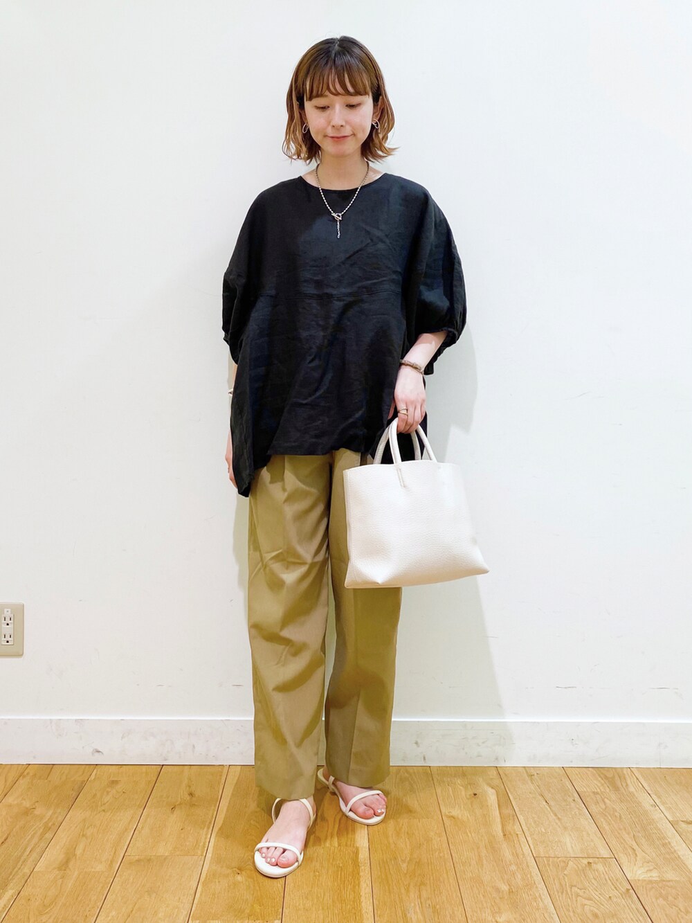 ブラック系のシャツ/ブラウス、ベージュ系のその他パンツ、ホワイト系のサンダルを着用したレディースの夏コーディネートの3枚目の写真