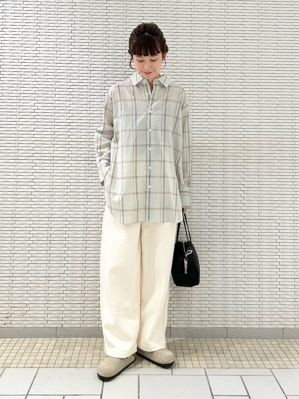 「季節の変わり目羽織コーデ、スポーツミックス、秋服準備はじめました、シャツスタイル、きれいめカジュアル、シンプルコーデ、お出かけコーデ、秋コーデ、メンズライク、birkenstock、URBAN RESEARCH DOORS、URBAN RESEARCH DOORS WOMENS」｜「FORK&SPOONのFORK&SPOON　レギュラーカラーチェックシャツ（シャツ/ブラウス、ブルー系）」を使った、R i oさん（レディース・160cm）の秋コーディネートの2枚目の写真