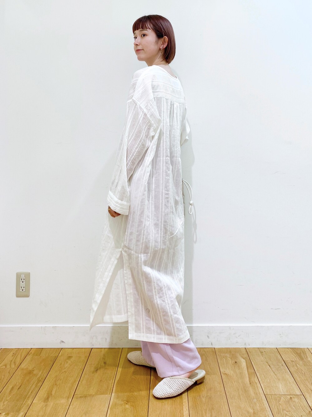 ホワイト系のワンピース、パープル系のその他パンツ、ホワイト系のサンダルを着用したレディースの春コーディネートの3枚目の写真