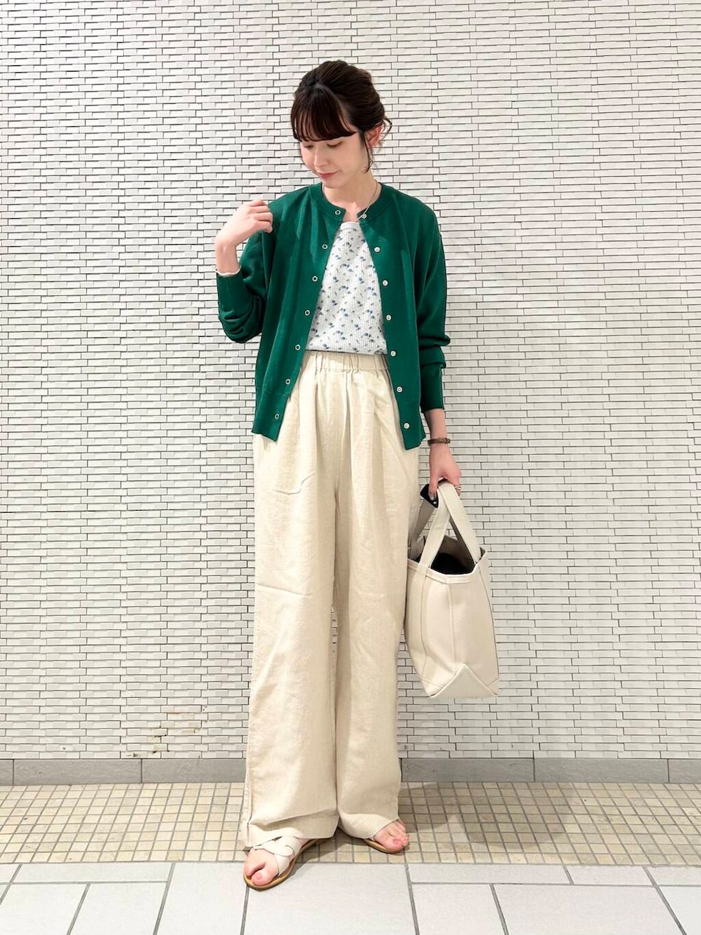 ホワイト系のサンダル、グレー系のタンクトップ、グリーン系のカーディガン/ボレロを着用したレディースの夏コーディネートの2枚目の写真