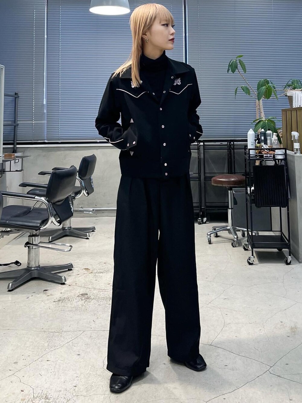 「服とコスメでなりたい自分に、オトナカジュアル、冬のコーデ、きれいめカジュアル、休日コーデ、ジャケット、ブラック、タートルネック、パンツスタイル、レイヤードスタイル、ワントーンコーデ、ootd、セットアップ」｜「MelaのTUCK WIDE SLACKS（スラックス、ブラック系）」を使った、ハルカさん（骨格ウェーブ・レディース・162cm）の冬コーディネートの2枚目の写真
