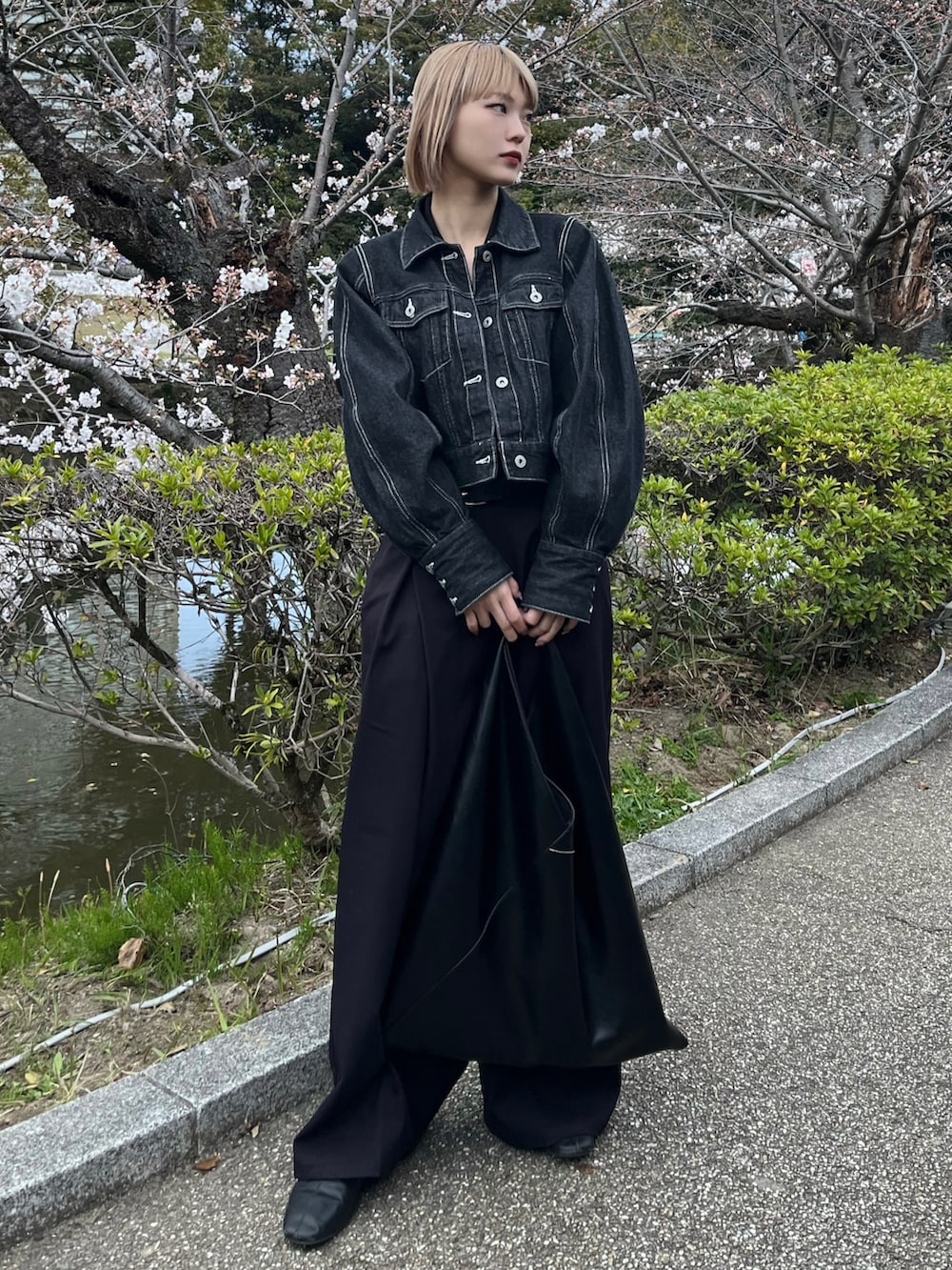 「春コーデ、お出かけコーデ、シンプルスタイル、春、大人コーデ、レイヤードスタイル、デニム、ジャケット、プチプラ、ブラック」｜「HeatherのHigh Waist Tuck Pants　174727（スラックス、ブラック系）」を使った、ハルカさん（骨格ウェーブ・レディース・162cm）の春コーディネートの2枚目の写真