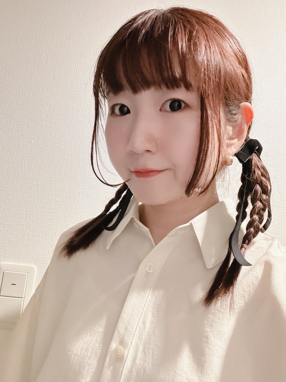 「シンプルコーデ、スラックス、LOWRYS FARM、LOWRYSFARM、ローリーズファーム、WEGO、パンツコーデ、カジュアルスタイル」｜「LOWRYS FARMのドライタッチキノウシャツ６Ｓ 971195（シャツ/ブラウス、ホワイト系）」を使った、chimuさん（骨格ストレート・レディース・160cm）の春コーディネートの2枚目の写真