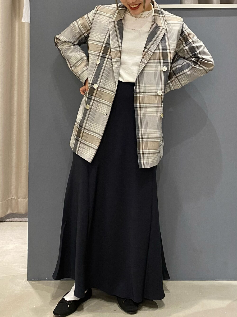 その他のテーラードジャケット、ブルー系のスカート、ブラック系のパンプスを着用したレディースの冬コーディネートの2枚目の写真