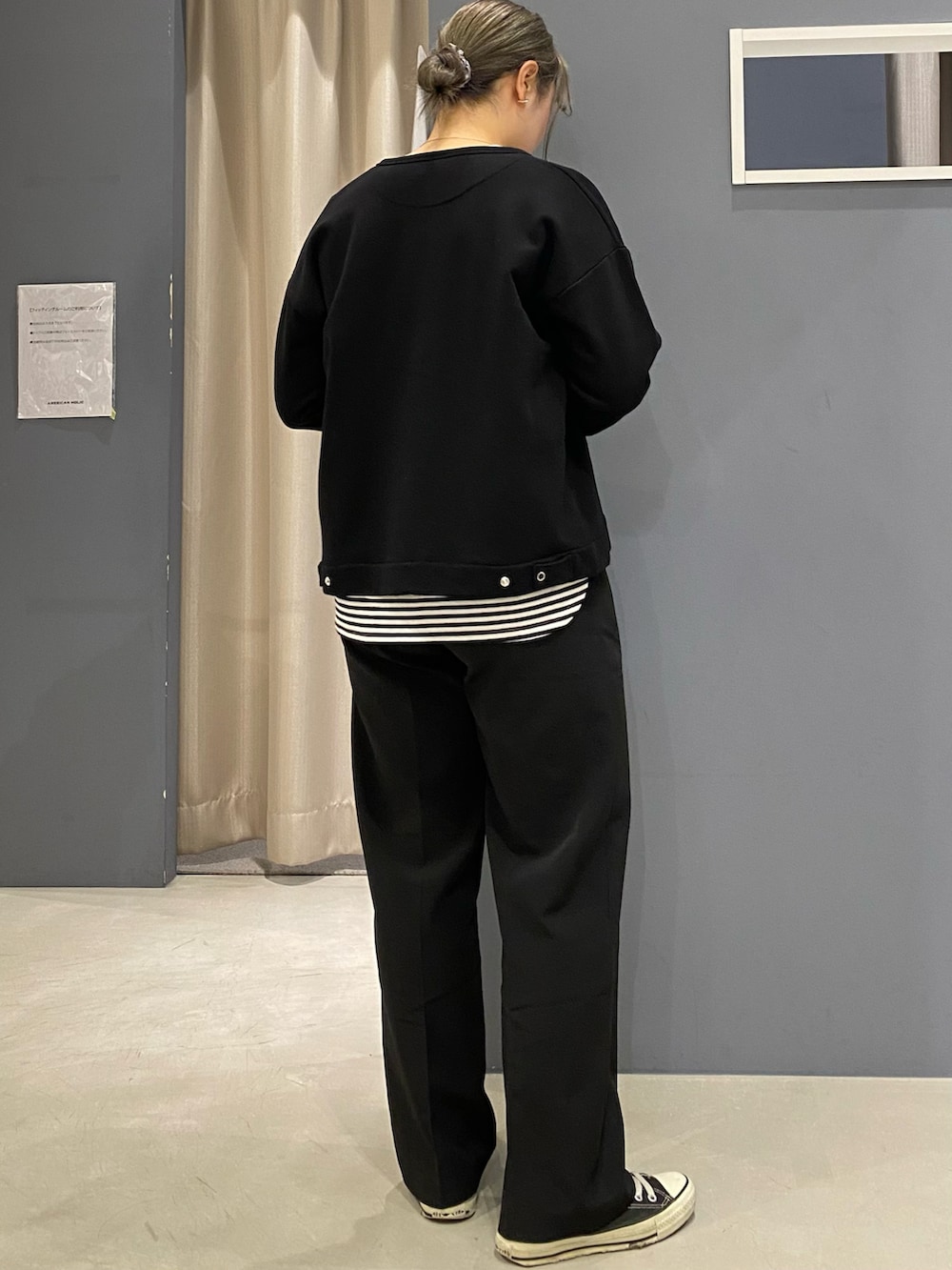 ブラック系のカーディガン/ボレロ、ホワイト系のTシャツ/カットソー、ブラック系のその他パンツを着用したレディースの春コーディネートの2枚目の写真