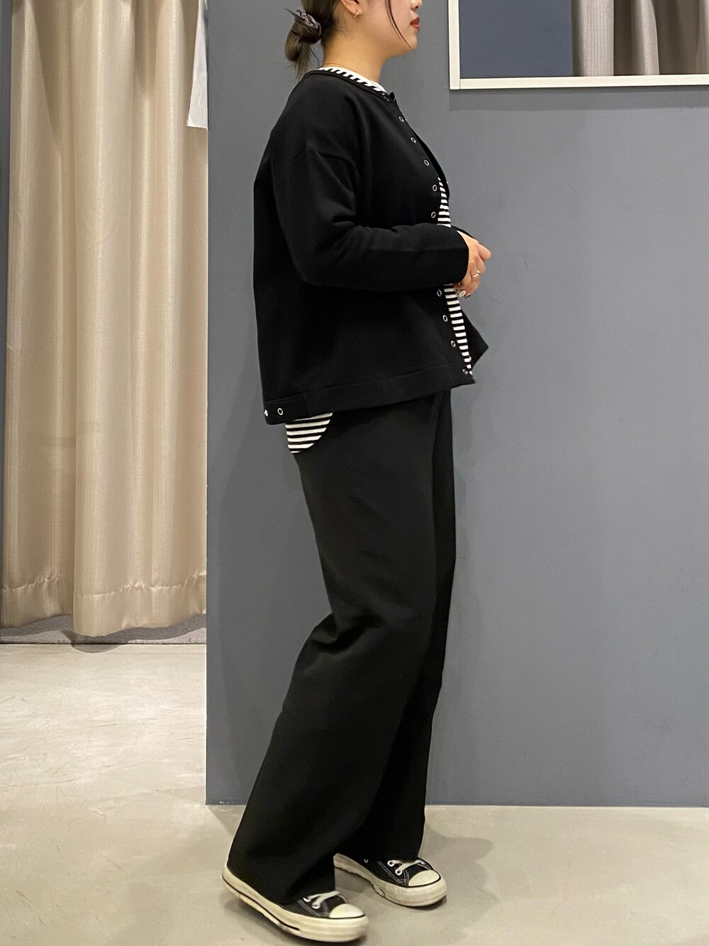 ブラック系のカーディガン/ボレロ、ホワイト系のTシャツ/カットソー、ブラック系のその他パンツを着用したレディースの春コーディネートの3枚目の写真