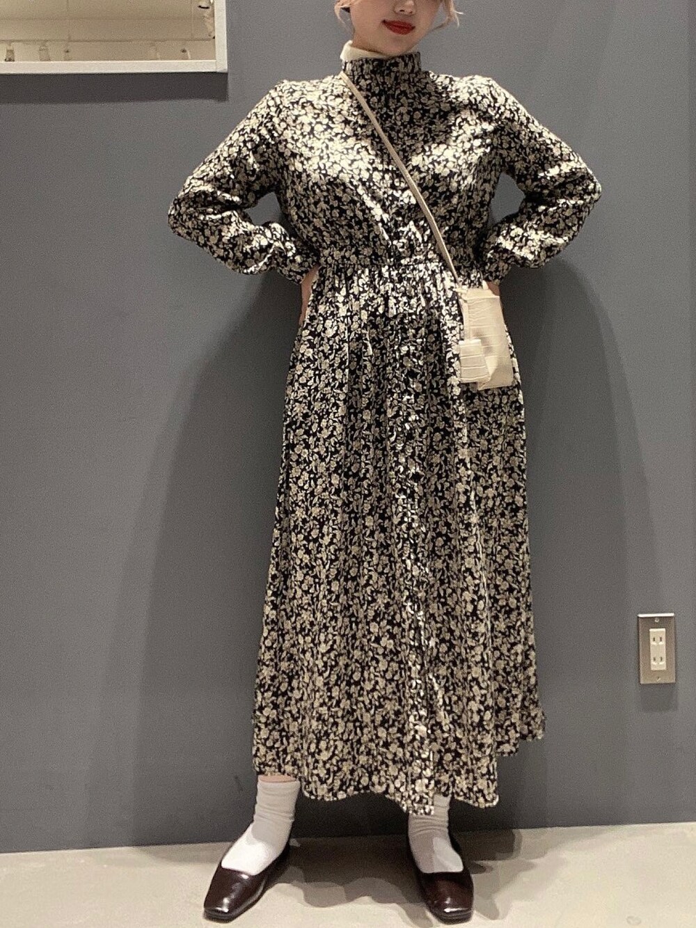 ベージュ系のショルダーバッグ、その他のワンピース/ドレス、ブラウン系のパンプスを着用したレディースの秋コーディネートの3枚目の写真