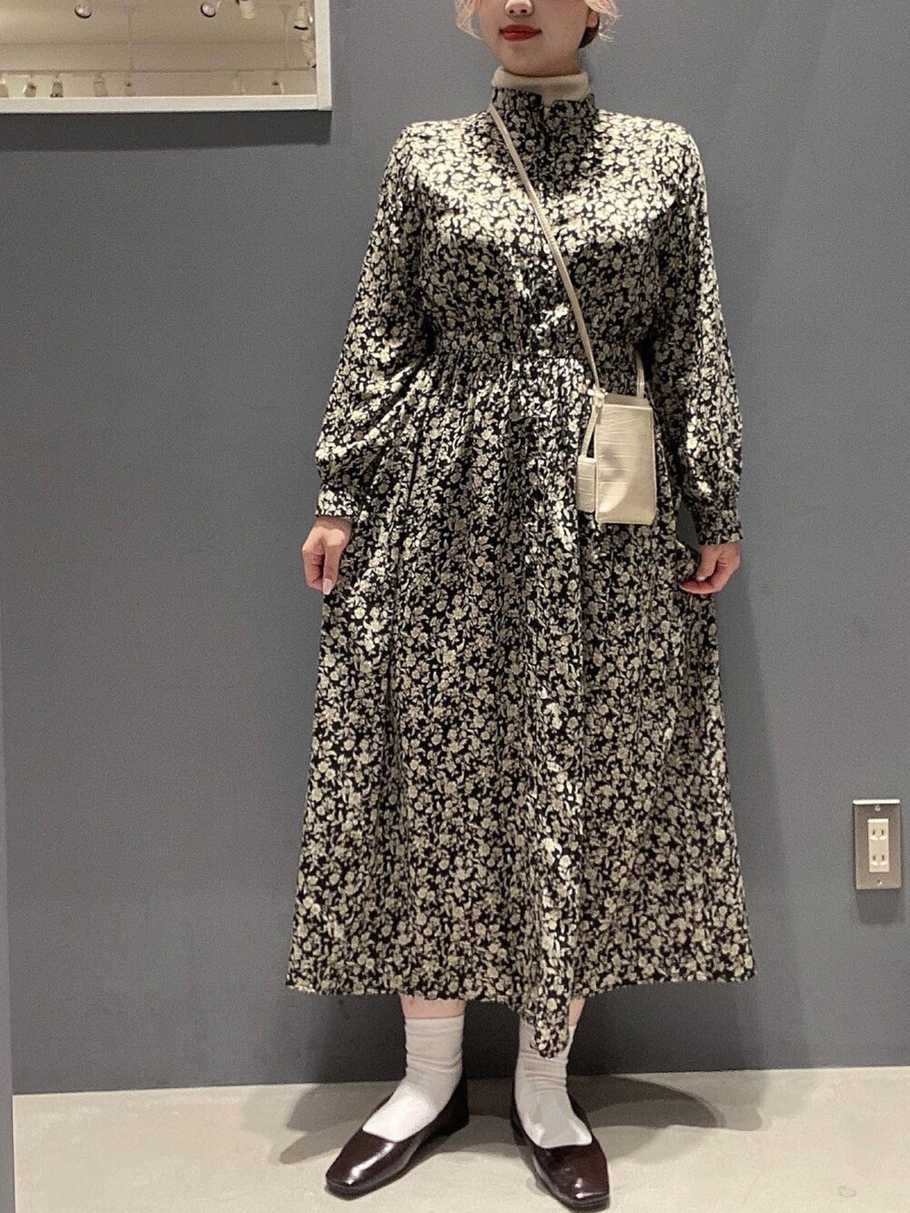 ベージュ系のショルダーバッグ、その他のワンピース/ドレス、ブラウン系のパンプスを着用したレディースの秋コーディネートの2枚目の写真