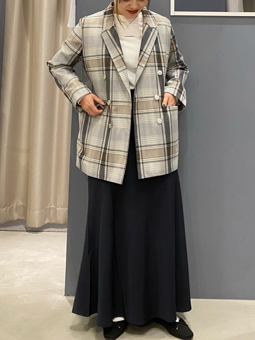 その他のテーラードジャケット、ブルー系のスカート、ブラック系のパンプスを着用したレディースの冬コーディネートの3枚目の写真