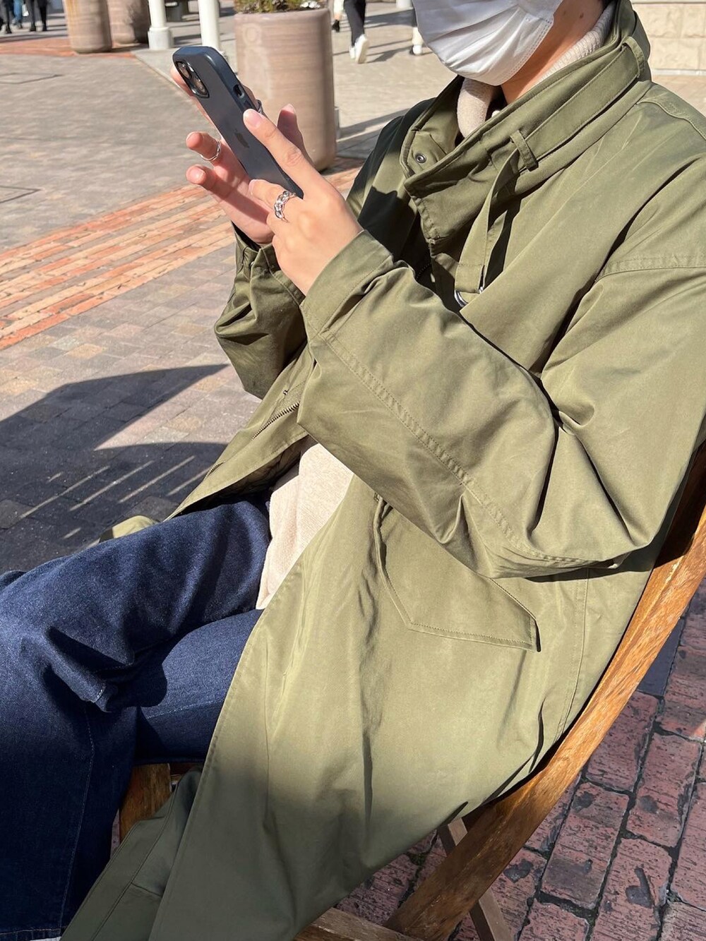 グレー系のスニーカー、グリーン系のその他アウター、ベージュ系のニット/セーターを着用したメンズの冬コーディネートの4枚目の写真