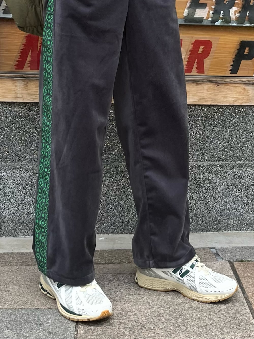 グレー系のその他パンツ、グレー系のジャージ、グリーン系のショルダーバッグを着用したメンズの春コーディネートの3枚目の写真