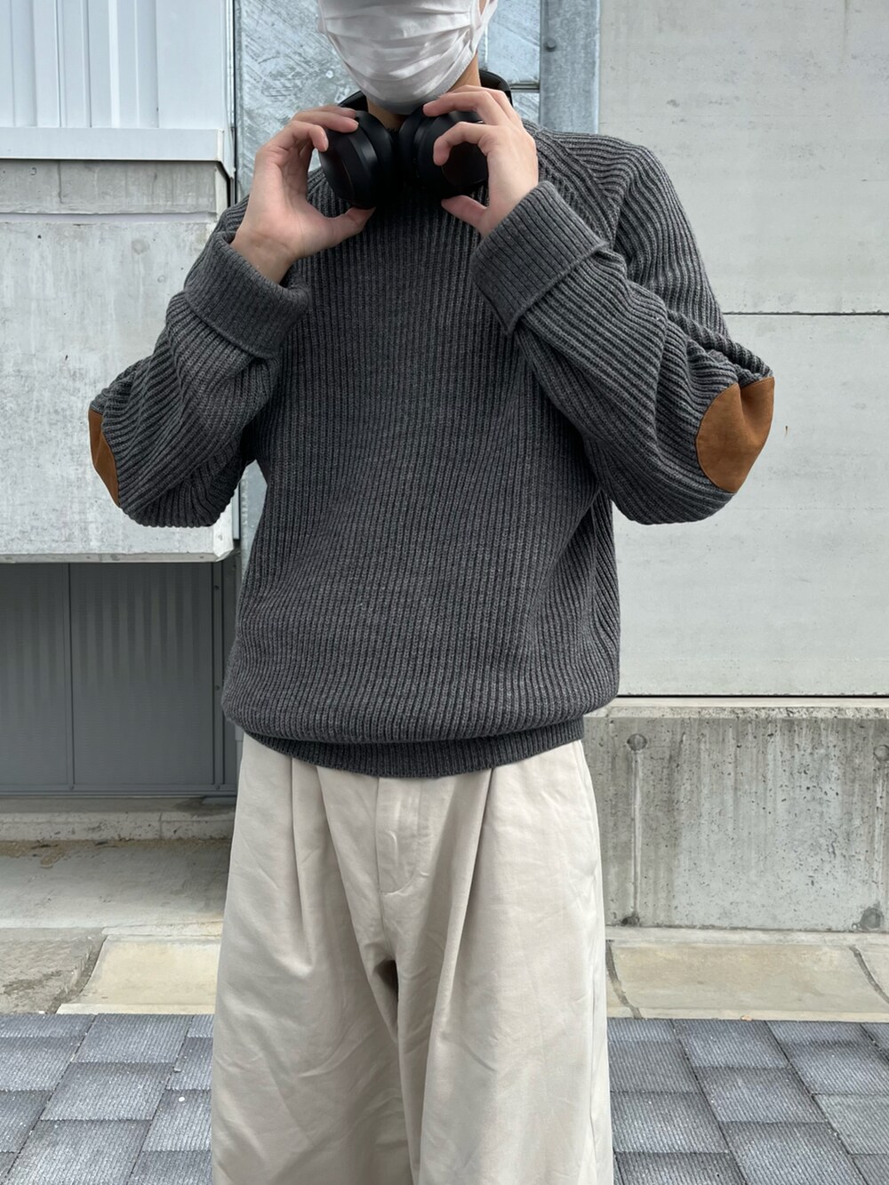 グレー系のニット/セーター、ホワイト系のその他パンツ、ブラック系のブーツを着用したメンズの冬コーディネートの2枚目の写真