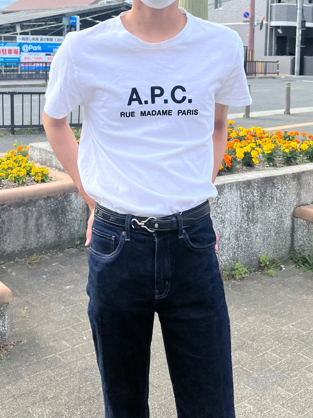 ホワイト系のTシャツ/カットソー、ブラック系のブーツ、ブラック系のベルトを着用したメンズの夏コーディネートの2枚目の写真