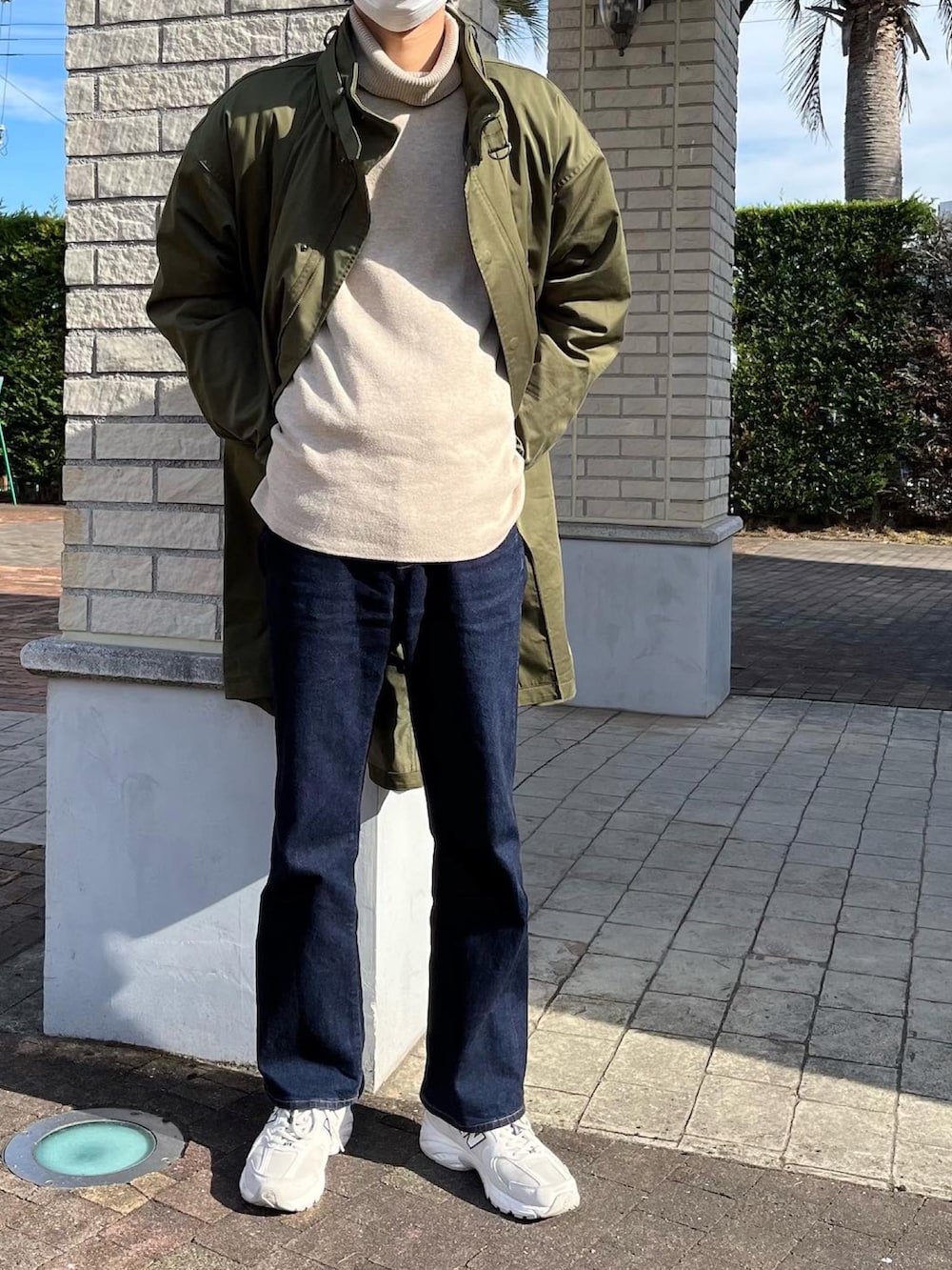 グレー系のスニーカー、グリーン系のその他アウター、ベージュ系のニット/セーターを着用したメンズの冬コーディネートの2枚目の写真