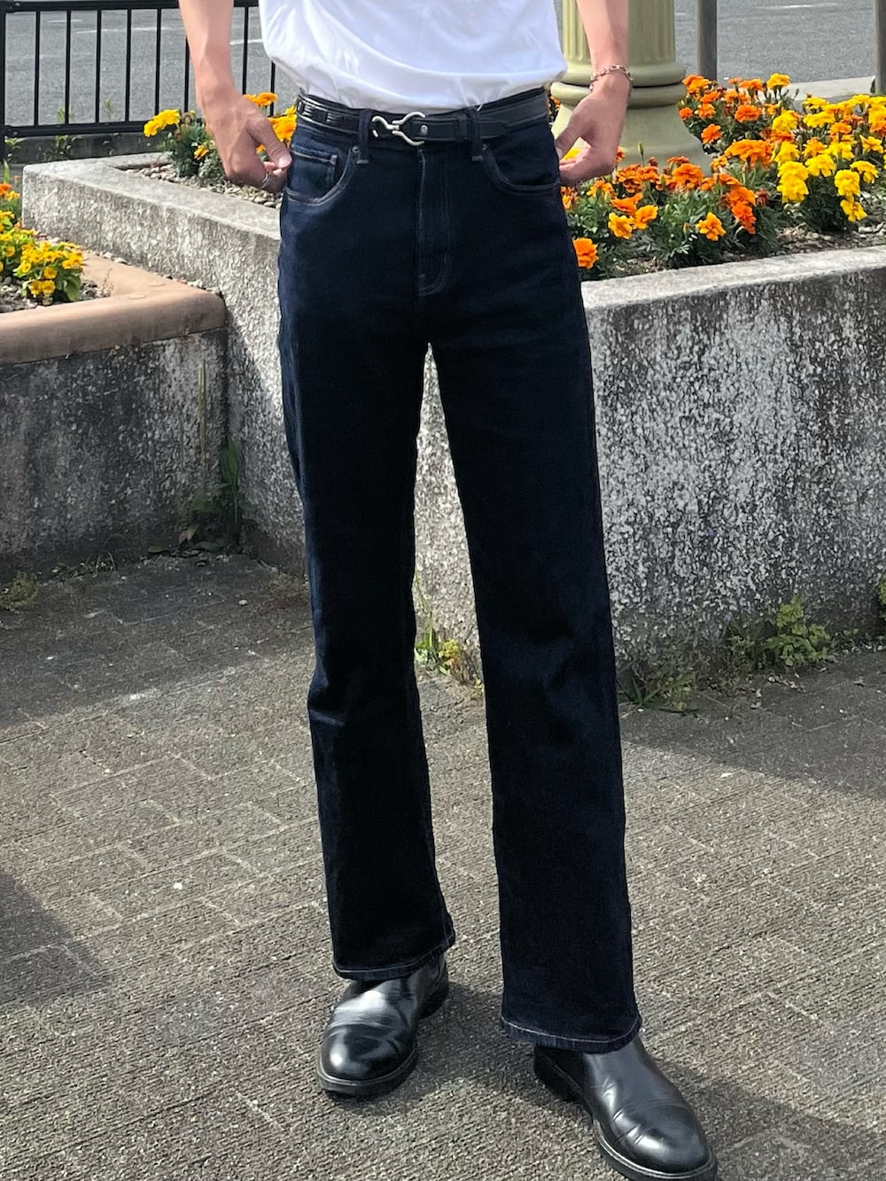 ホワイト系のTシャツ/カットソー、ブラック系のブーツ、ブラック系のベルトを着用したメンズの夏コーディネートの3枚目の写真