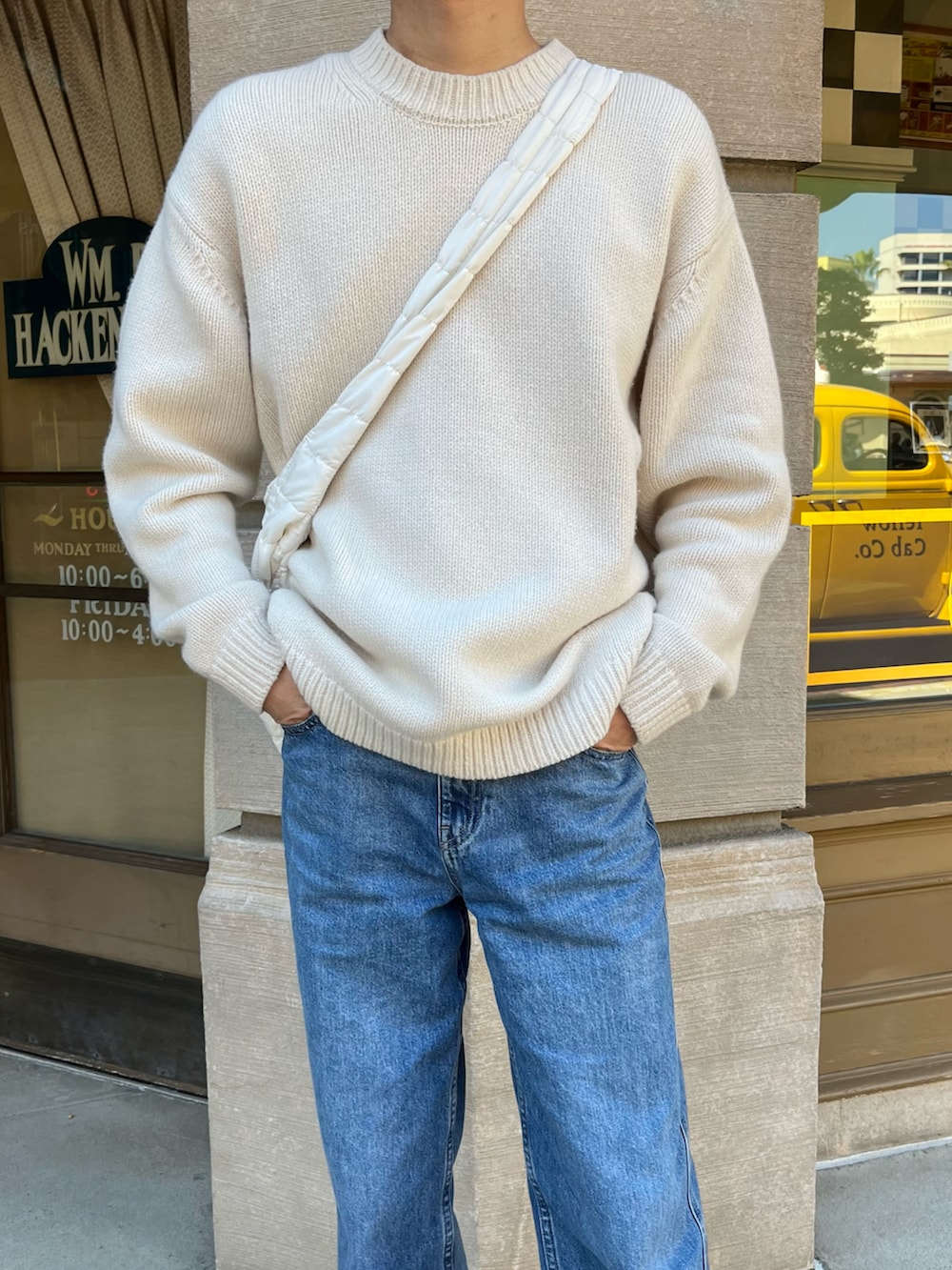 ホワイト系のニット/セーターを着用したメンズの春コーディネートの2枚目の写真