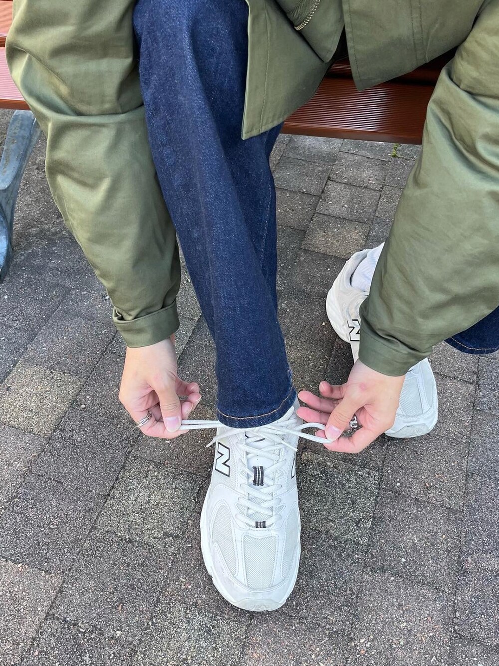 グレー系のスニーカー、グリーン系のその他アウター、ベージュ系のニット/セーターを着用したメンズの冬コーディネートの5枚目の写真