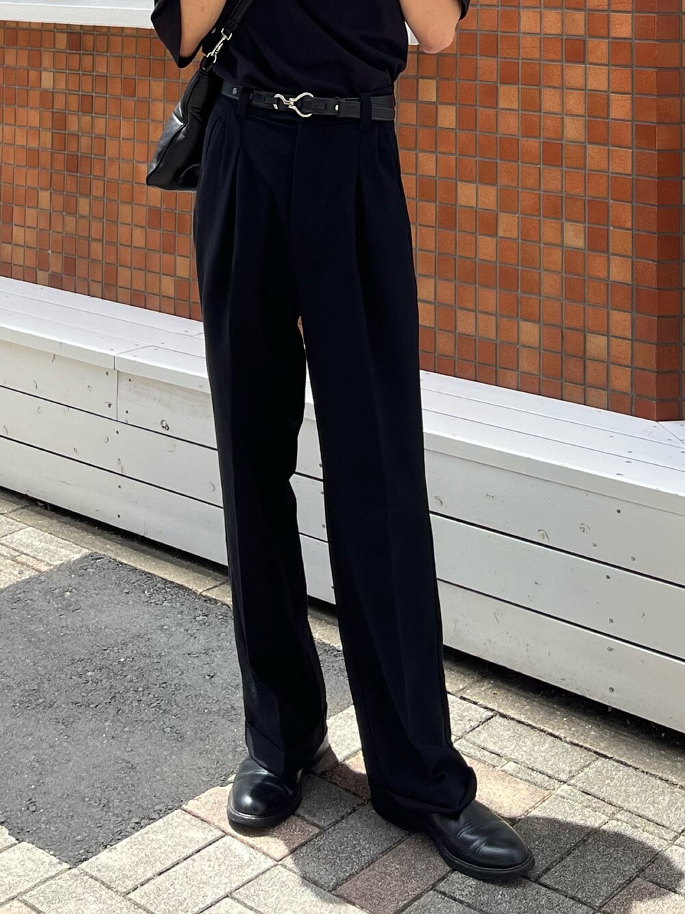 ブラック系のTシャツ/カットソー、ブラック系のスラックス、ブラック系のブーツを着用したメンズの夏コーディネートの2枚目の写真