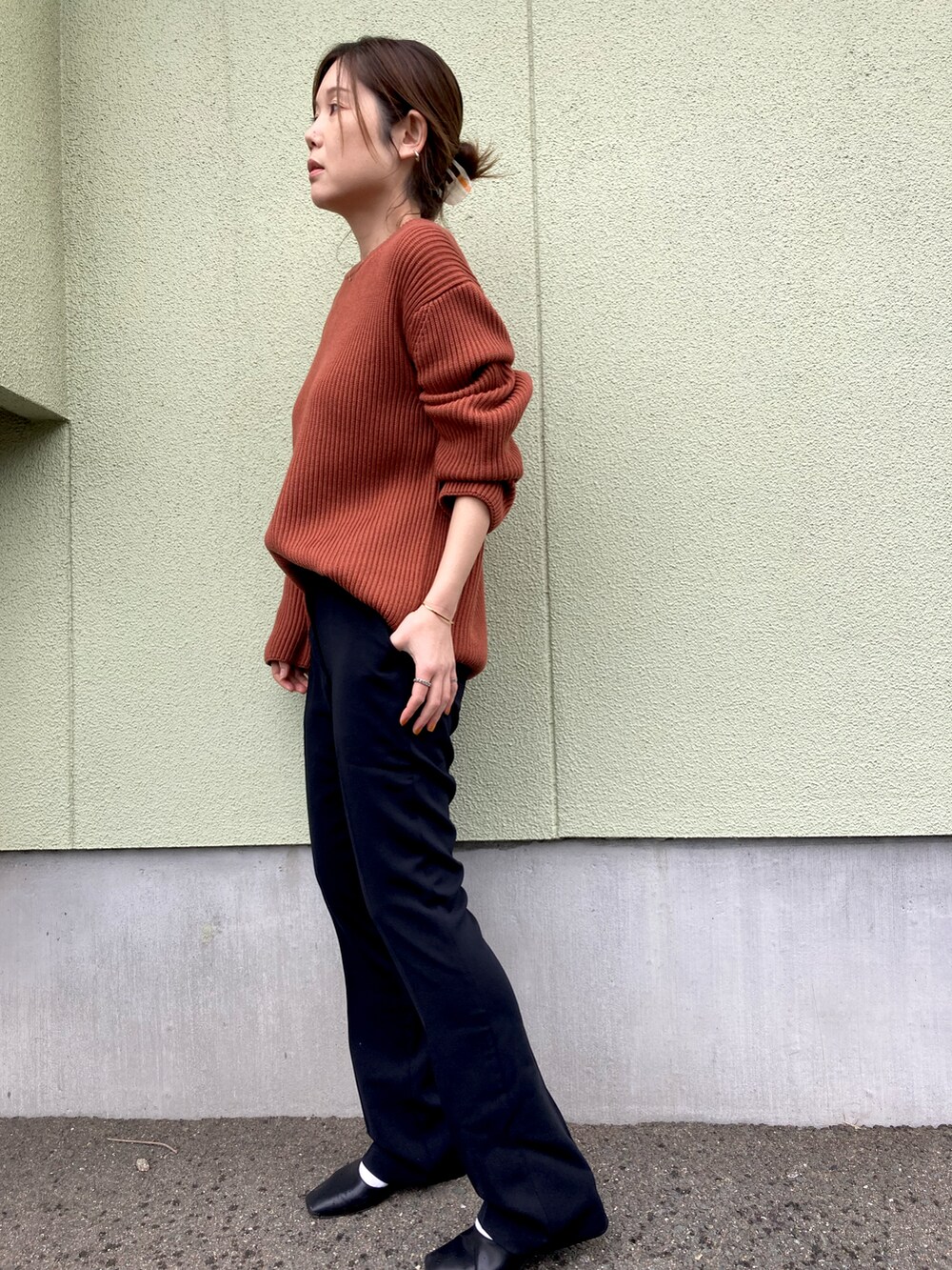 「slacks、スラックス、バトナー、BATONER、メンズニット、オレンジニット、Didot.showroom、sanself、ファッションを楽しもう」｜「Didot.showroomのローライズスリムフレアスラックス（スラックス、ブラック系）」を使った、sacoさん（レディース・167cm）の秋コーディネートの2枚目の写真