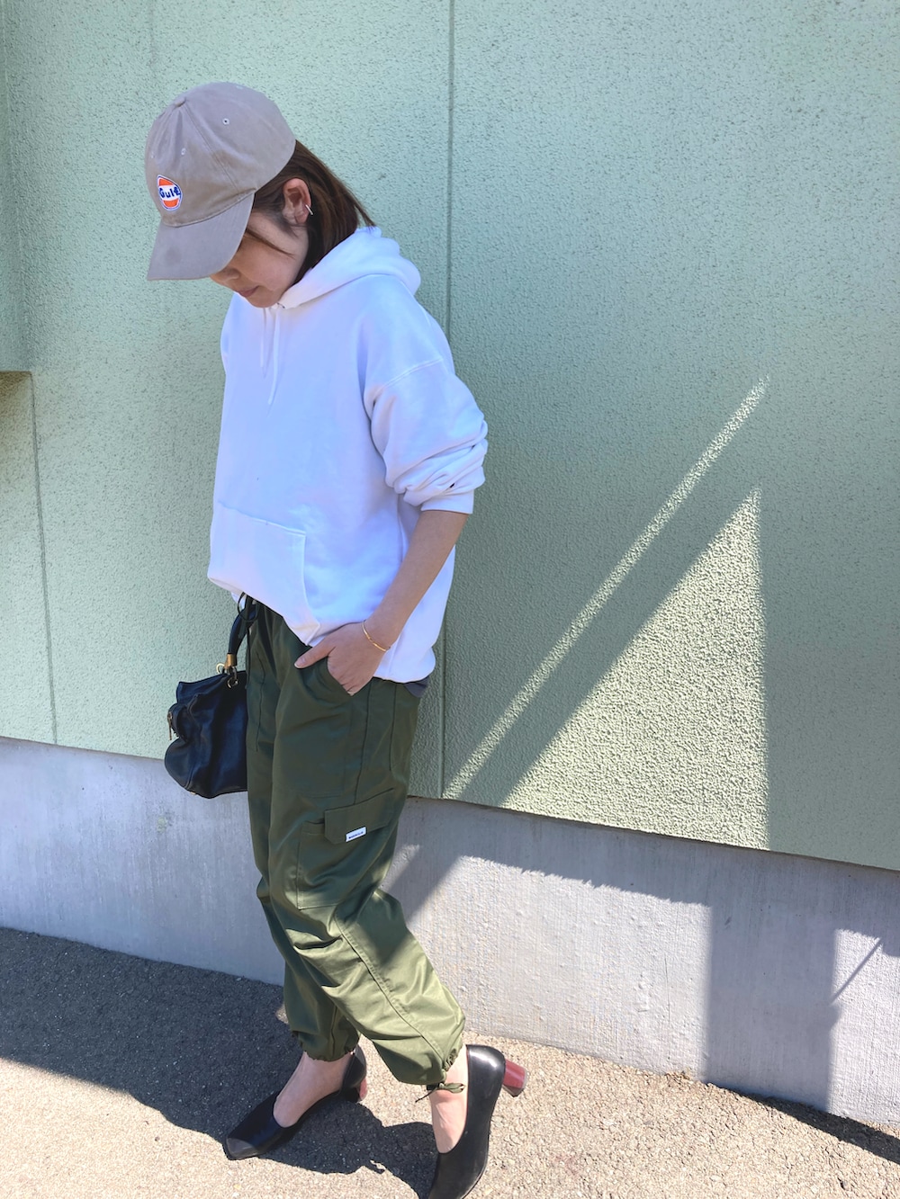 「ベイカーパンツ、カーゴパンツ、カーキパンツ、カーゴパンツコーデ、フルーツオブザルーム、FRUIT OF THE LOOM、白パーカー、パンプス 黒、パーカーコーデ、ナイロンパンツ」｜「MILITARYの累計販売2.7万枚突破！ZOZOトップセラーカーゴパンツ！【MAISON CLUB】ベーシックオーバーサイズカーゴパンツ 【手洗い可】（カーゴパンツ、グリーン系）」を使った、sacoさん（レディース・167cm）の春コーディネートの2枚目の写真