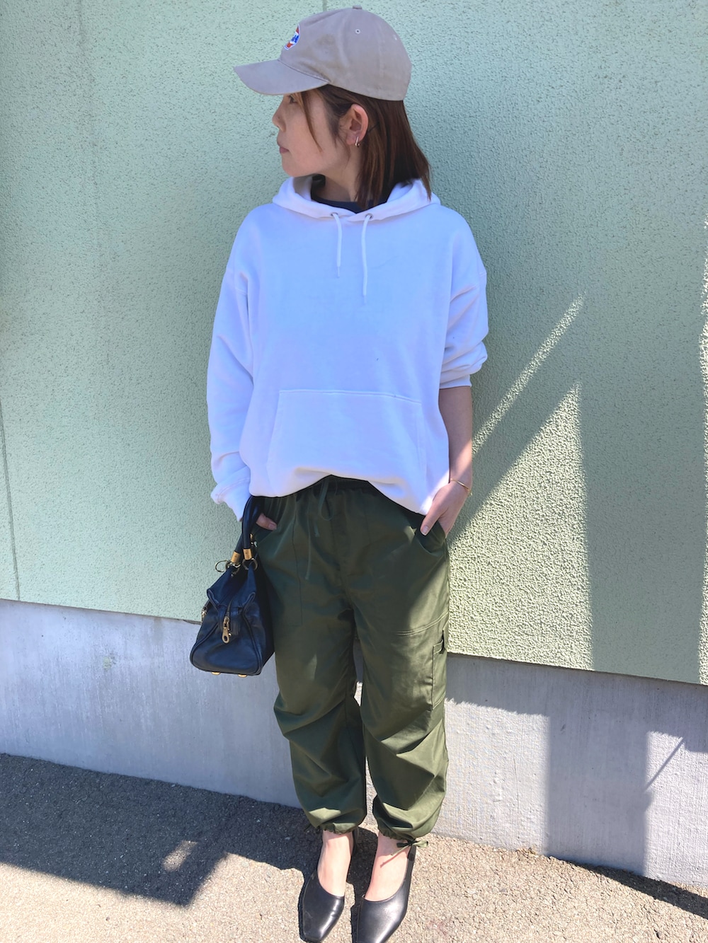 「ベイカーパンツ、カーゴパンツ、カーキパンツ、カーゴパンツコーデ、フルーツオブザルーム、FRUIT OF THE LOOM、白パーカー、パンプス 黒、パーカーコーデ、ナイロンパンツ」｜「MILITARYの累計販売2.7万枚突破！ZOZOトップセラーカーゴパンツ！【MAISON CLUB】ベーシックオーバーサイズカーゴパンツ 【手洗い可】（カーゴパンツ、グリーン系）」を使った、sacoさん（レディース・167cm）の春コーディネートの3枚目の写真