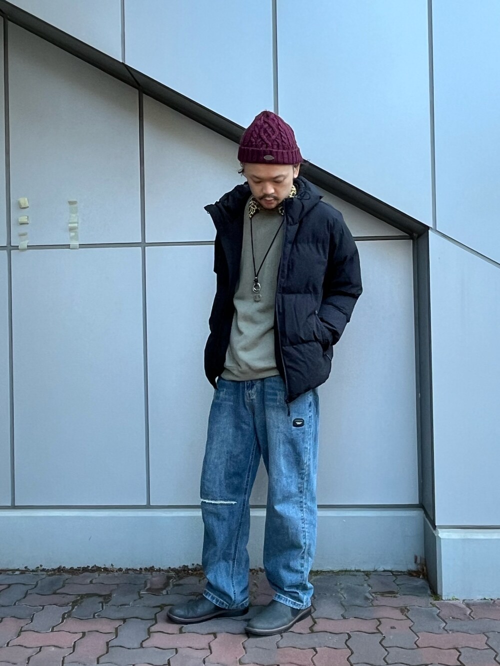 ブルー系のデニムパンツを着用したメンズの冬コーディネートの2枚目の写真