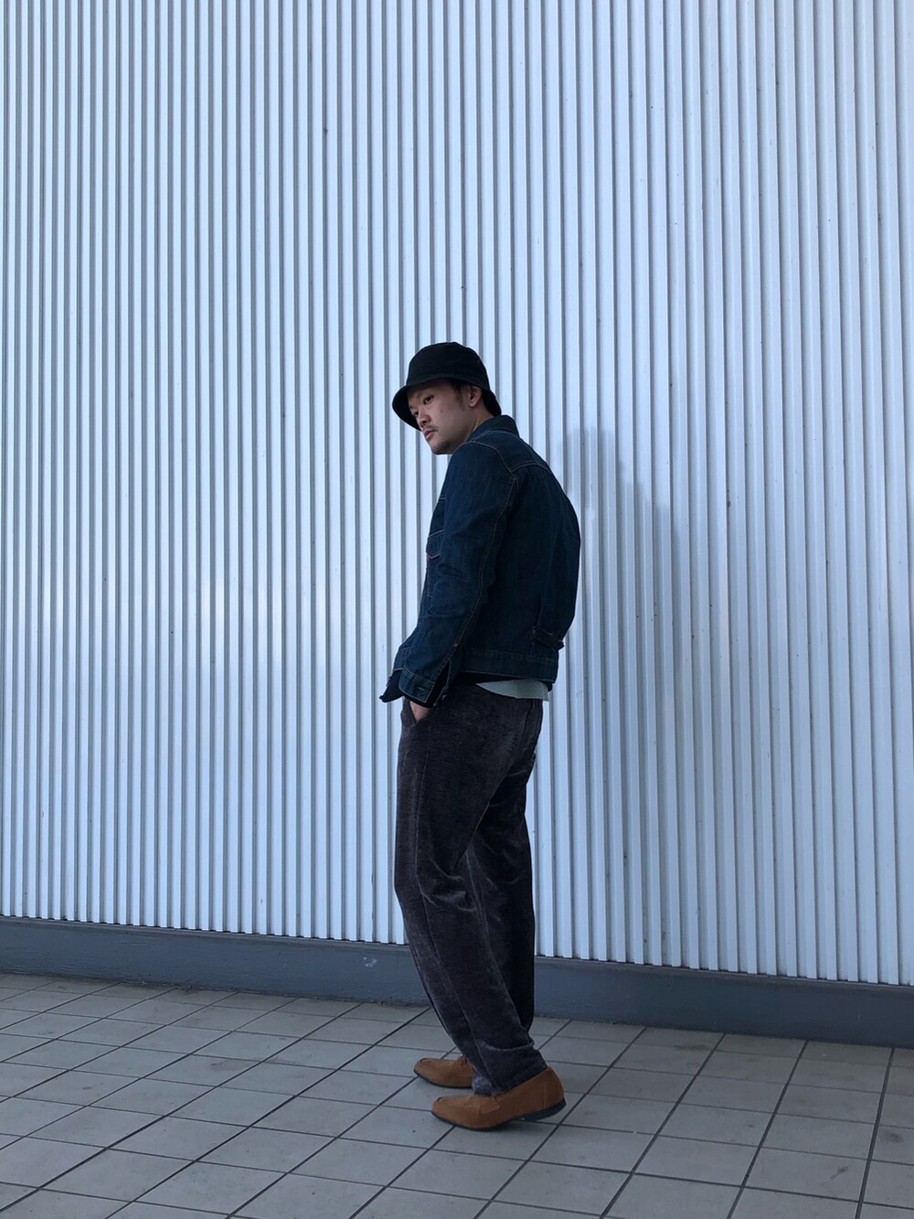 ブラウン系のその他パンツを着用したメンズの春コーディネートの2枚目の写真