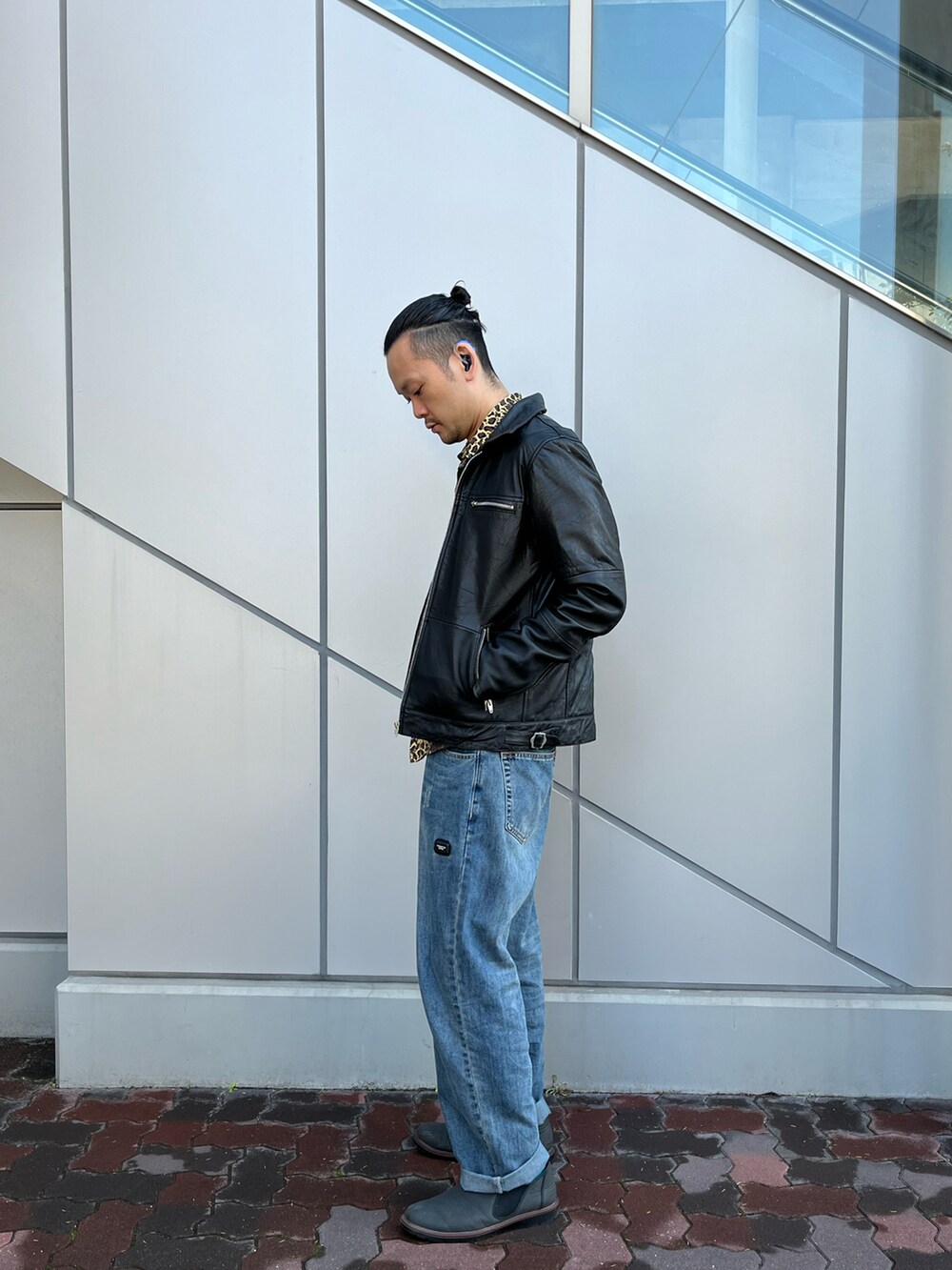 ブラック系のライダースジャケットを着用したメンズの秋コーディネートの2枚目の写真
