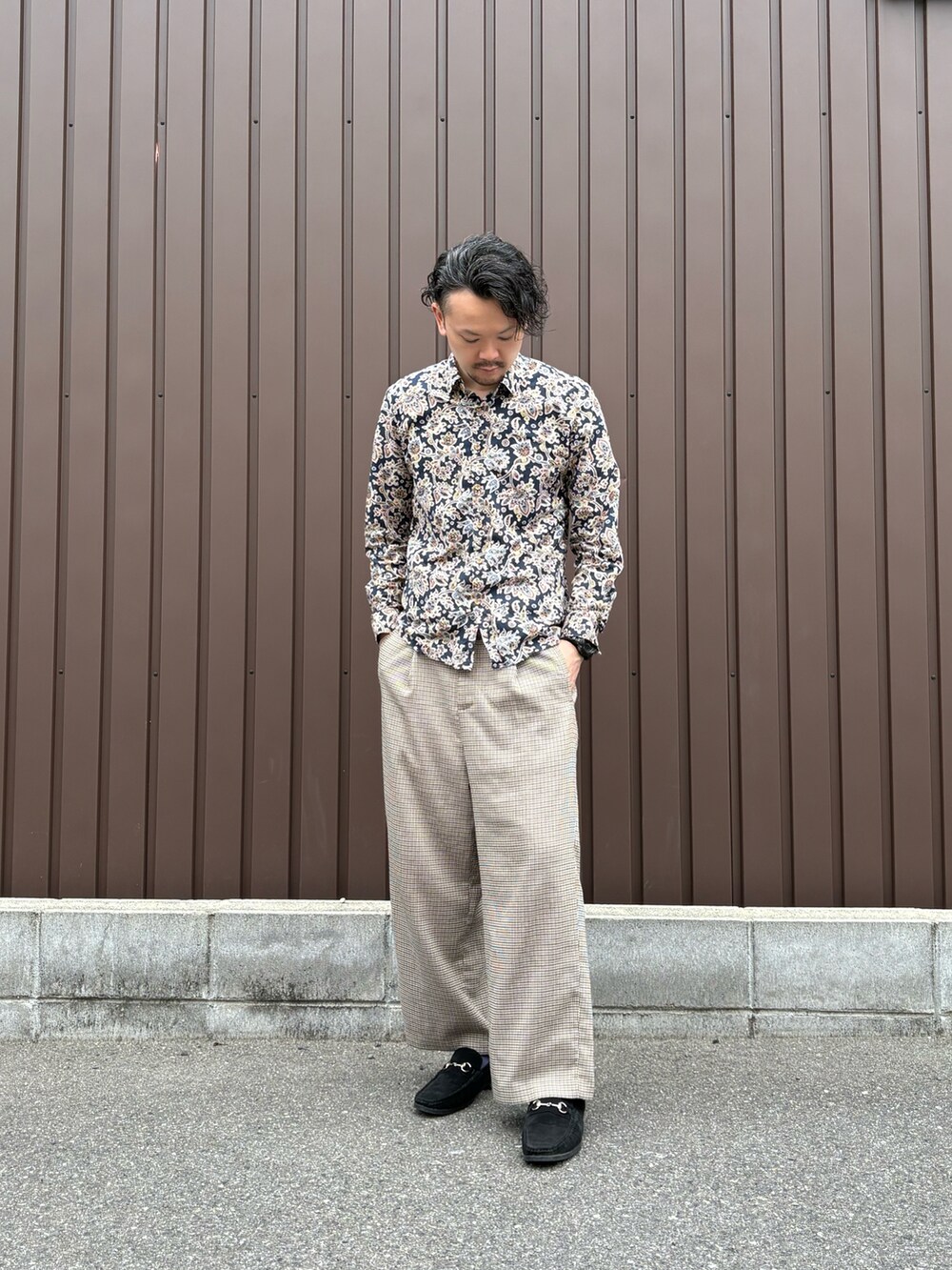 その他のシャツ/ブラウスを着用したメンズの春コーディネートの2枚目の写真