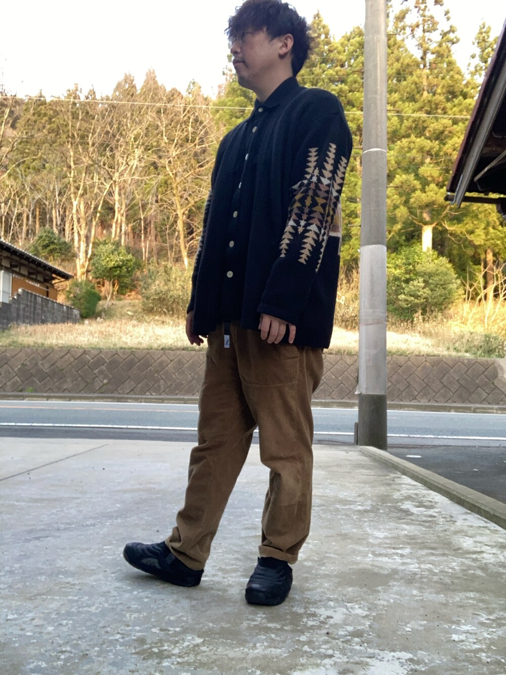 「シンプルスタイル、PENDLETON、カーディガン、GRAMICCI、teva」｜「PENDLETONのニットカーディガン（カーディガン/ボレロ、ブラック系）」を使った、垂金権造さん（メンズ・171cm）の春コーディネートの2枚目の写真
