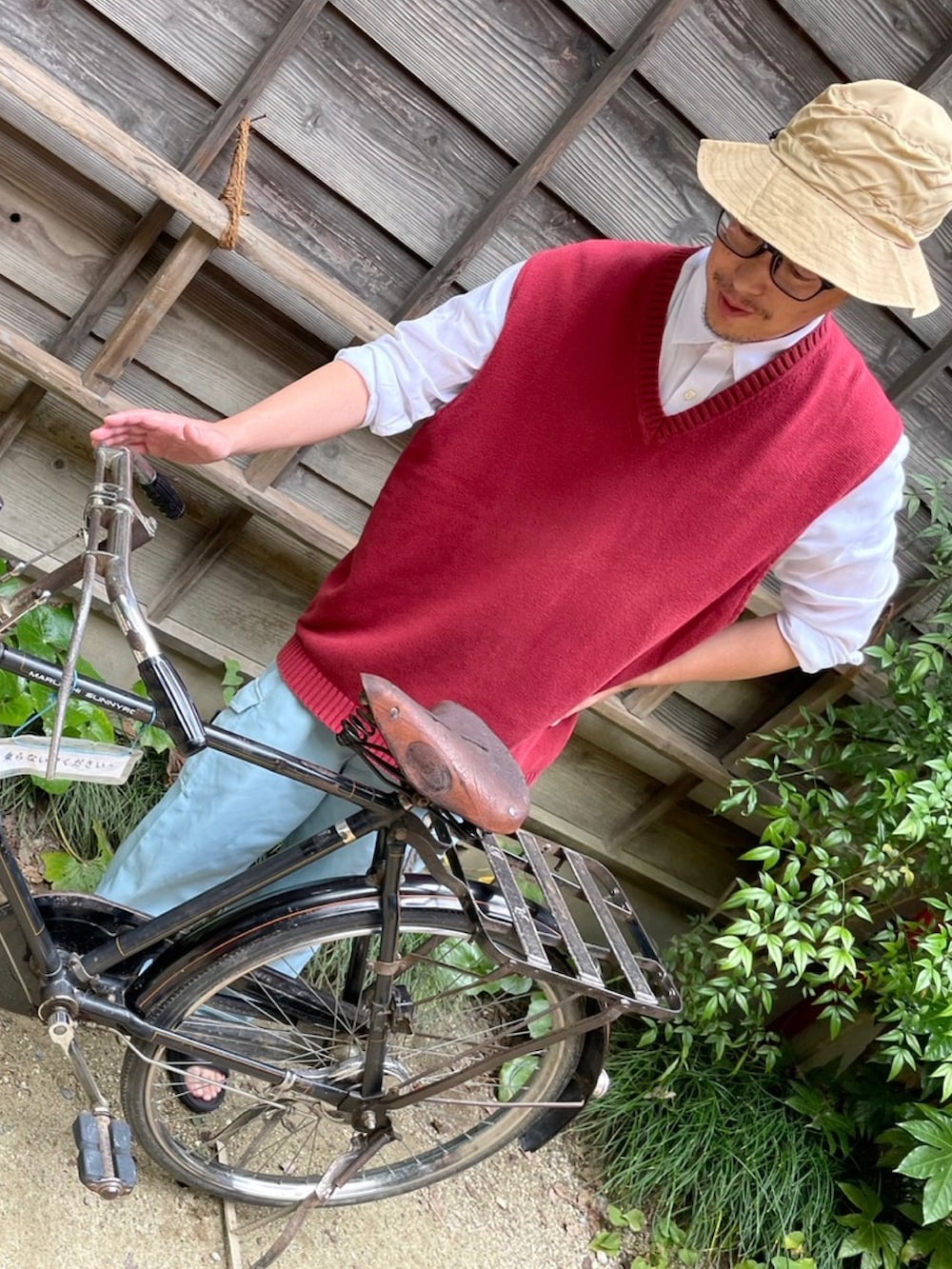 「ジブリフェス2023、ジブリ、ジブリフェス、草壁タツオ、l.l.bean、ベスト、ハット」｜「古着のアイテム（ハット、ベージュ系）」を使った、垂金権造さん（メンズ・171cm）の秋コーディネートの3枚目の写真