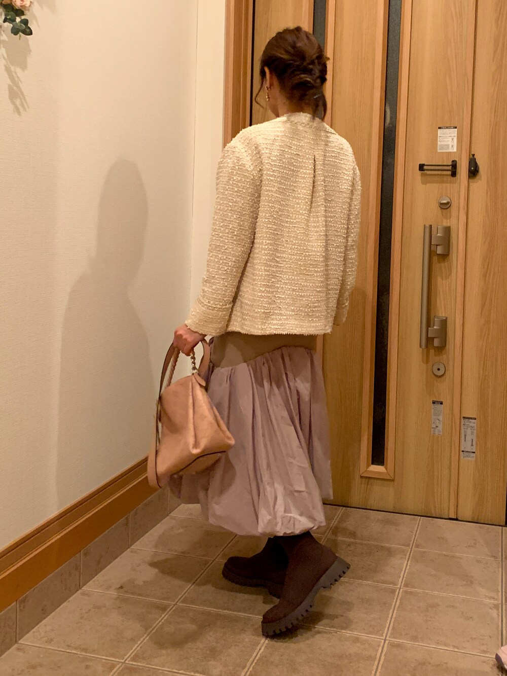 ホワイト系のノーカラージャケット、ベージュ系のワンピース、ブラウン系のブーツを着用したレディースの秋コーディネートの5枚目の写真