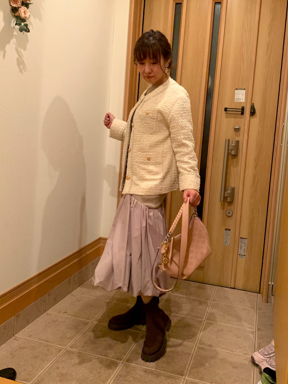 ホワイト系のノーカラージャケット、ベージュ系のワンピース、ブラウン系のブーツを着用したレディースの秋コーディネートの4枚目の写真