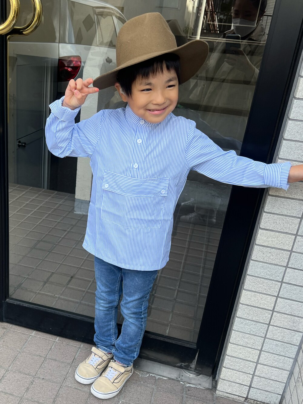 ブルー系のシャツ/ブラウス、ベージュ系のスニーカーを着用したキッズの秋コーディネートの2枚目の写真