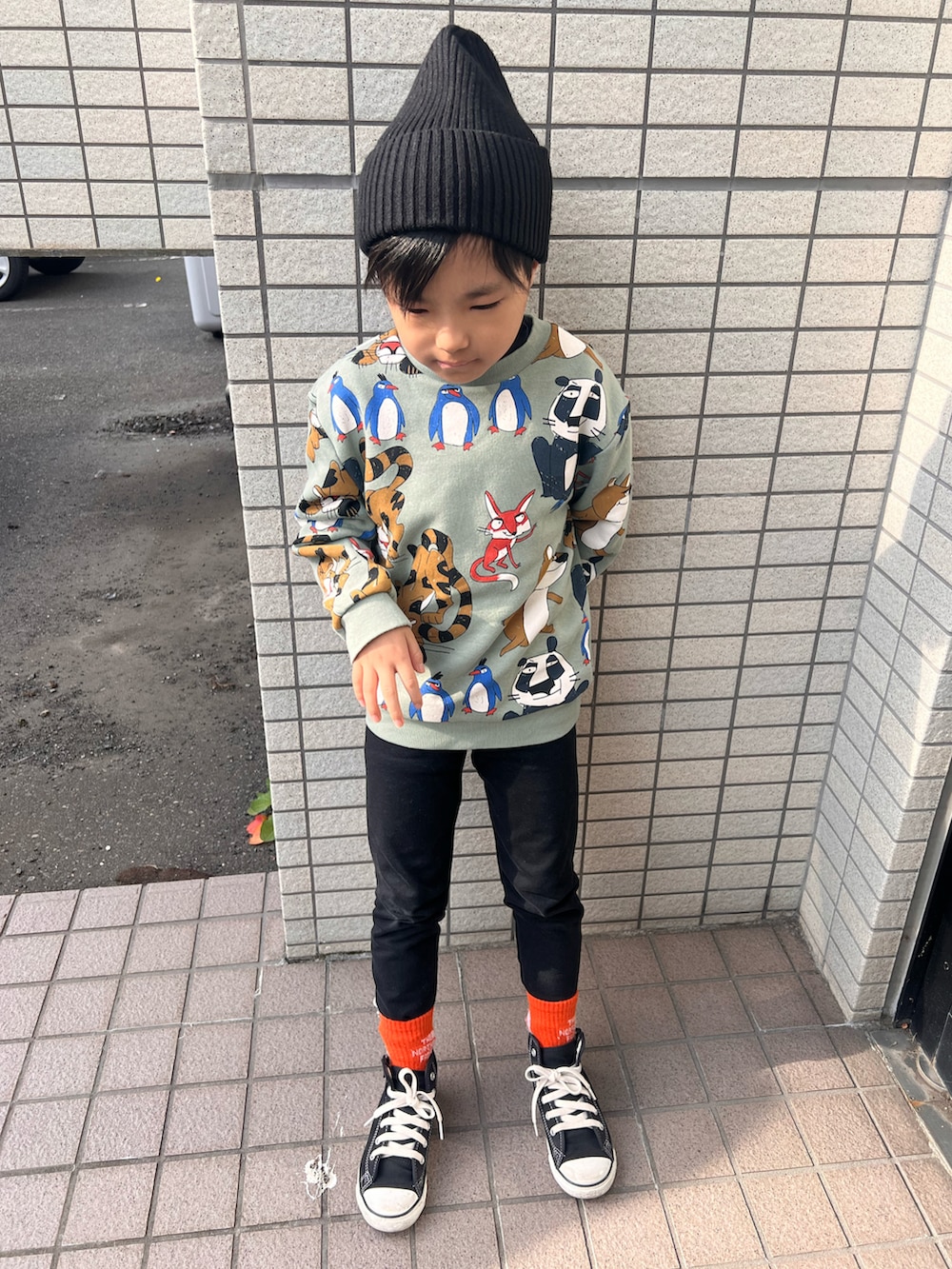 グリーン系のスウェット、ブラック系のニットキャップ/ビーニー、その他のソックス/靴下を着用したキッズの秋コーディネートの2枚目の写真