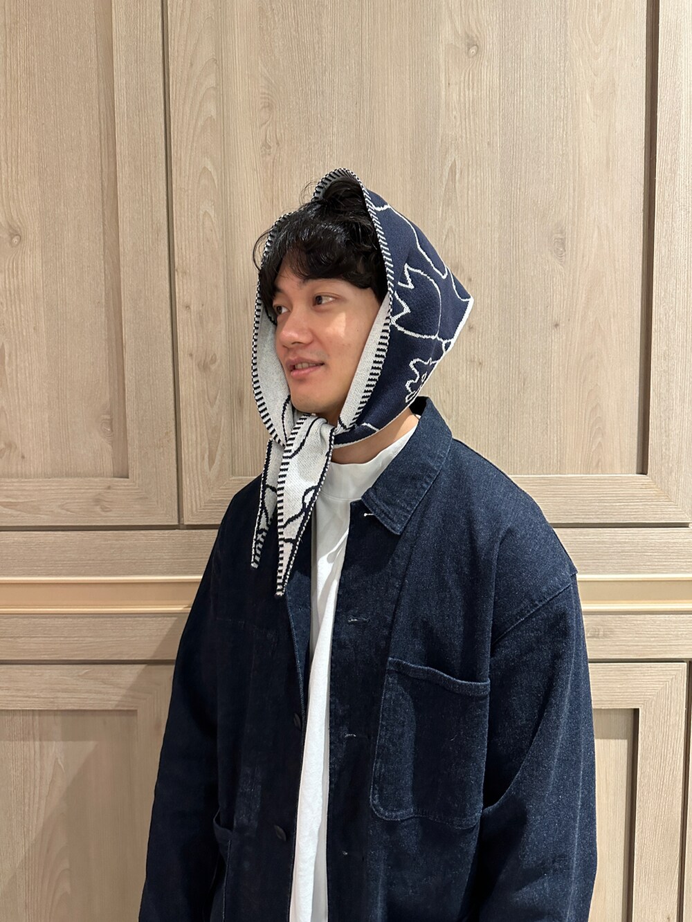 グレー系のデニムパンツ、ホワイト系のTシャツ/カットソー、ブルー系のジャケット/アウターを着用したメンズの冬コーディネートの2枚目の写真