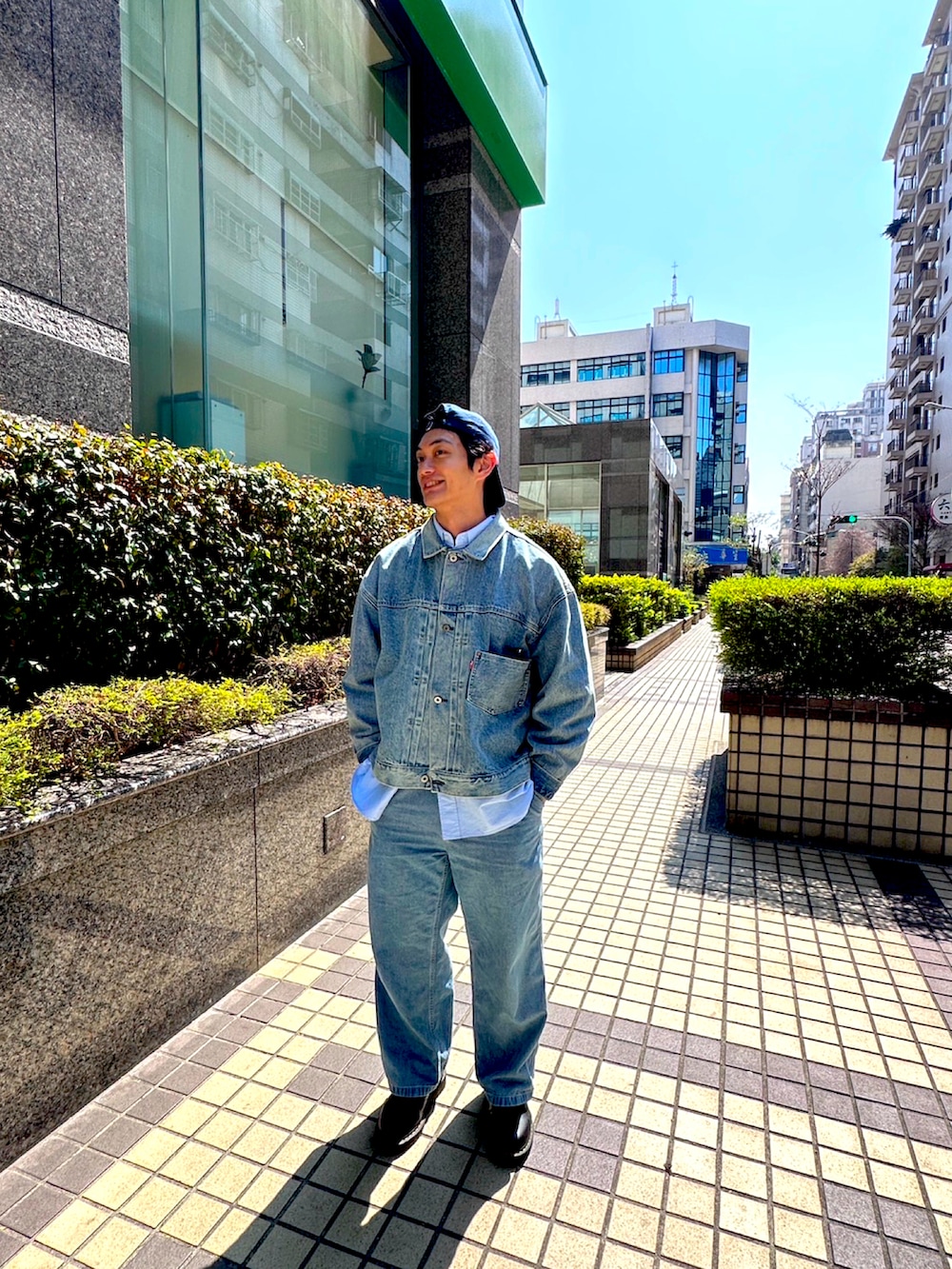 ブルー系のデニムジャケット、その他のパンツ、ブラック系のドレスシューズを着用したメンズの冬コーディネートの2枚目の写真