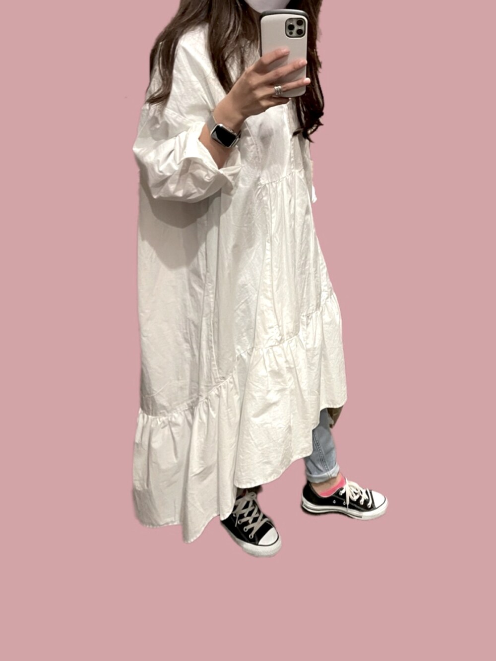 「スニーカー、ワンピース、秋のコーデ、冬コーデ、休日スタイル、プチプラ、シャツワンピ、ootd、シャツスタイル、プチプラコーデ、低身長コーデ、オトナカジュアル、お洒落さんとつながりたい、シンプル、ロングワンピース」｜「coca（coca）のティアードフレアワンピース（シャツワンピース、ホワイト系）」を使った、Mipahinaさん（レディース・156cm）の秋コーディネートの2枚目の写真