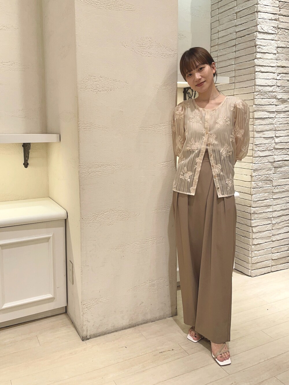 ベージュ系のシャツ/ブラウス、ホワイト系のサンダルを着用したレディースの夏コーディネートの2枚目の写真