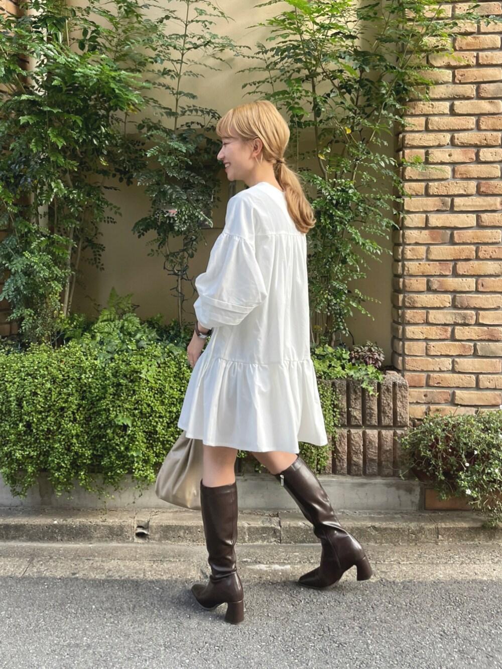 ブラウン系のブーツ、ホワイト系のシャツ/ブラウスを着用したレディースの秋コーディネートの2枚目の写真