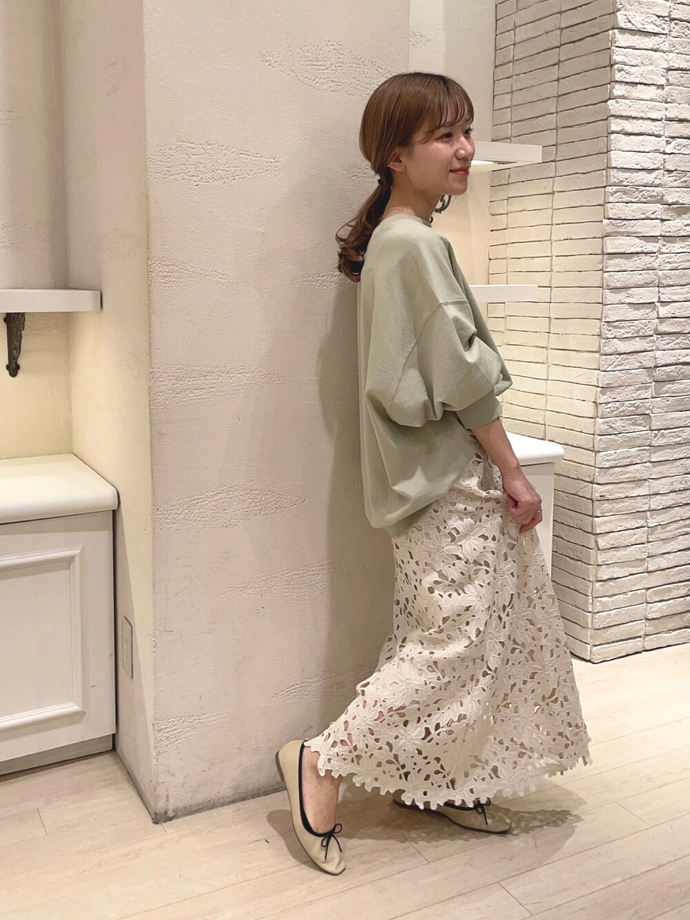 ホワイト系のショルダーバッグ、ベージュ系のバレエシューズ、ホワイト系のスカートを着用したレディースの春コーディネートの2枚目の写真