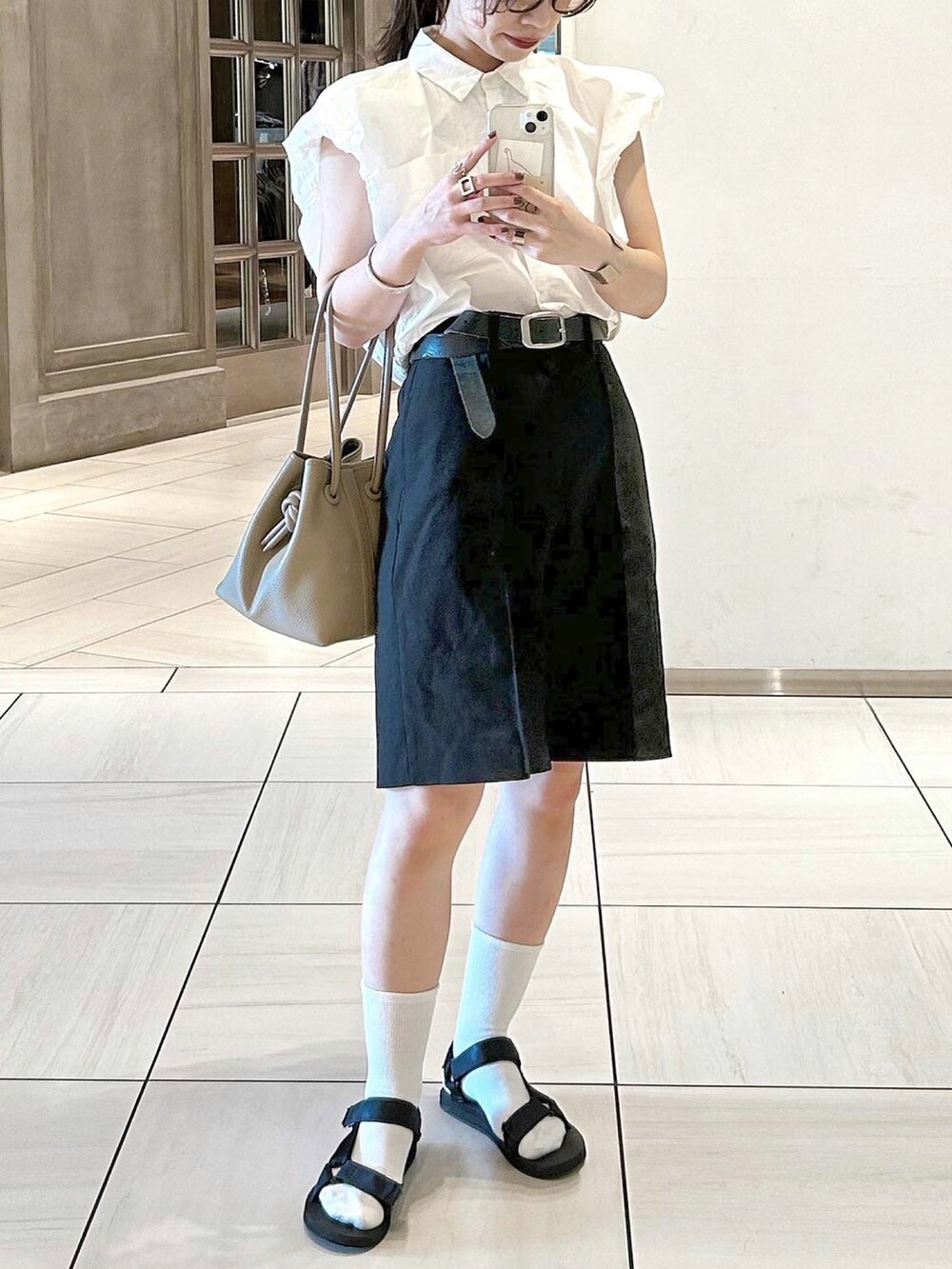 ブラック系のその他パンツ、ホワイト系のシャツ/ブラウス、グレー系のハンドバッグを着用したレディースの夏コーディネートの2枚目の写真