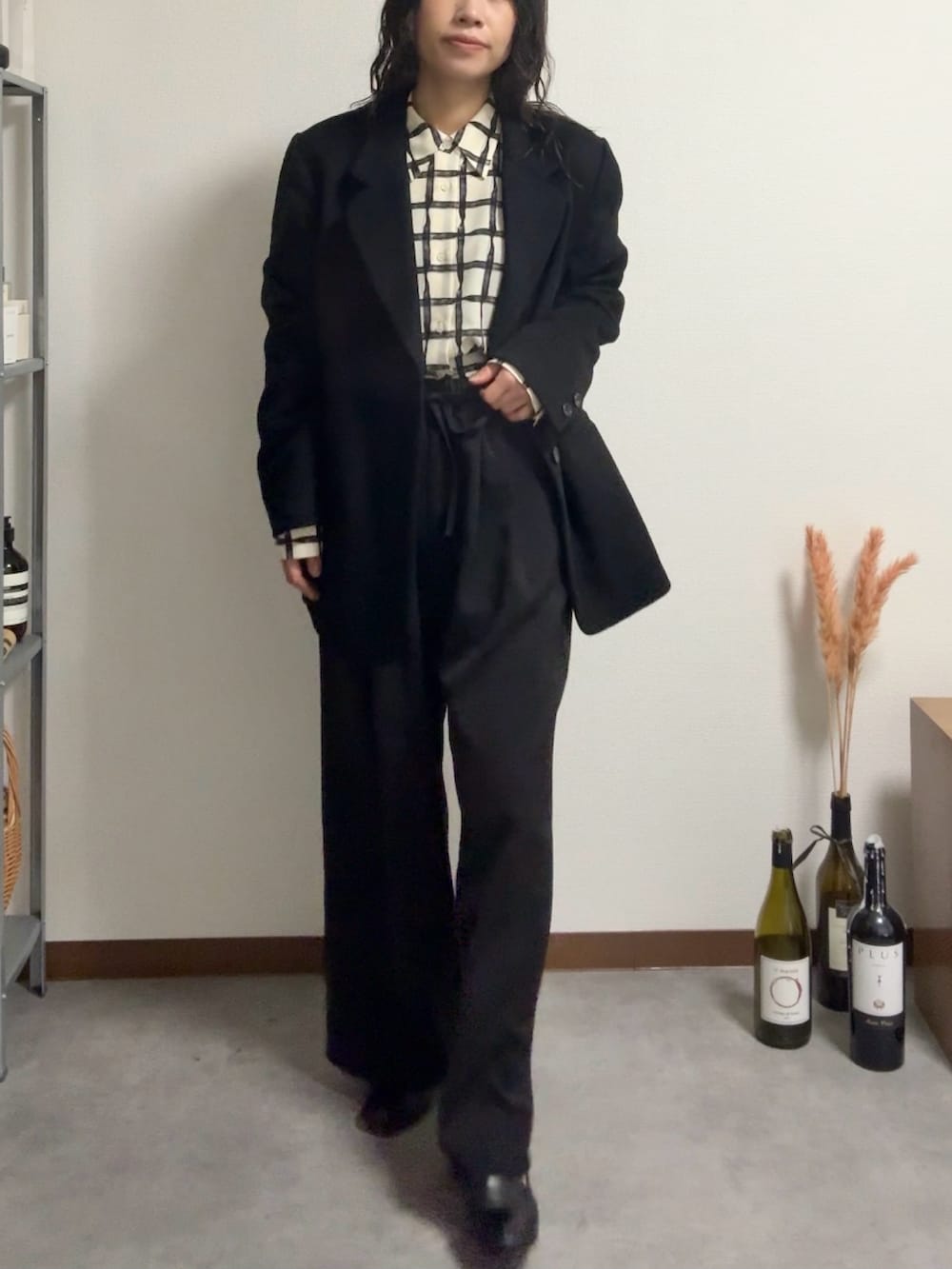 ブラック系のスラックス、ベージュ系のシャツ/ブラウス、その他のその他を着用したレディースの春コーディネートの3枚目の写真